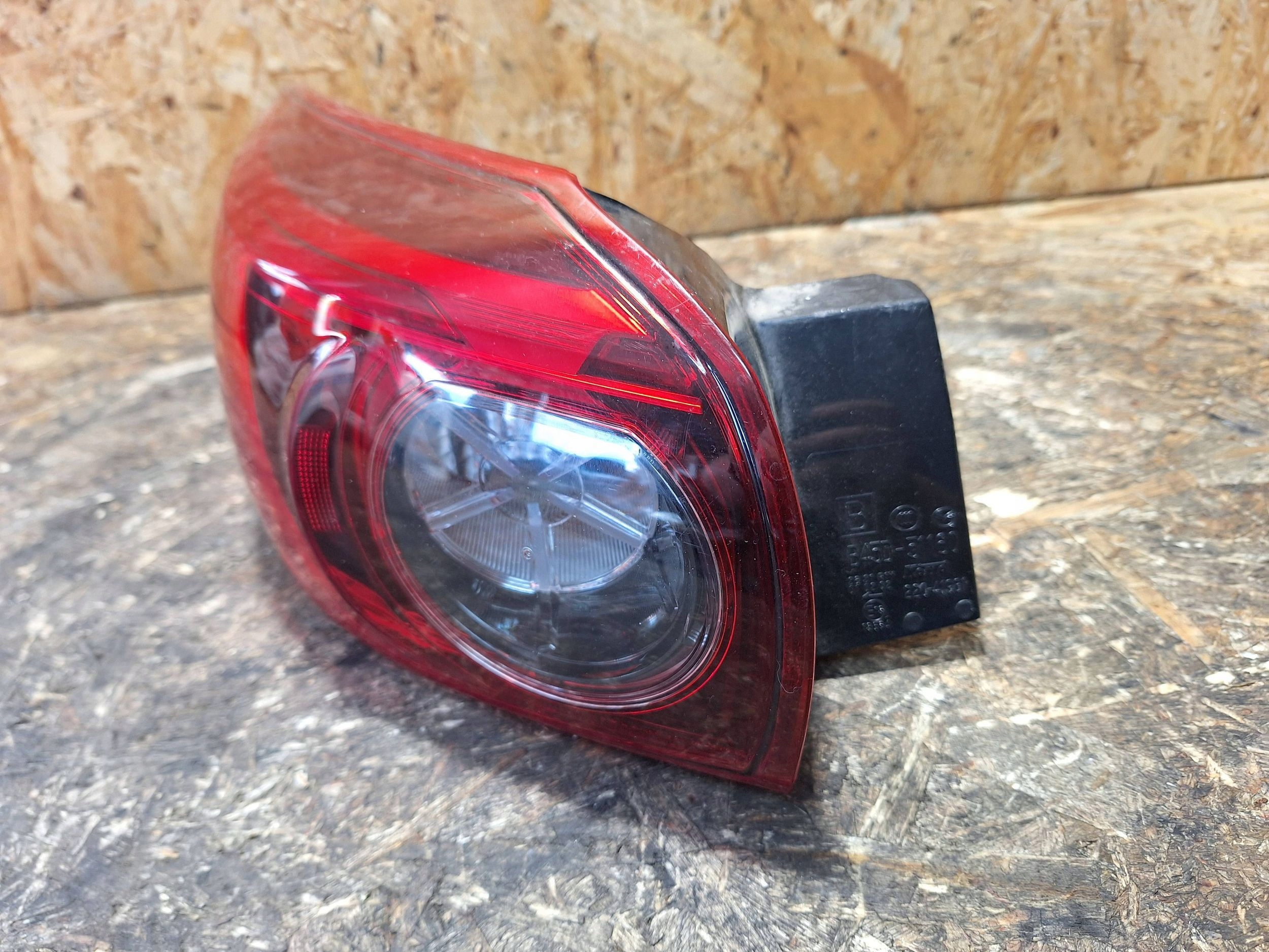 LAMPA TYŁ LEWA MAZDA 3 BM 13- B45D-51160 LED Producent części Mazda OE