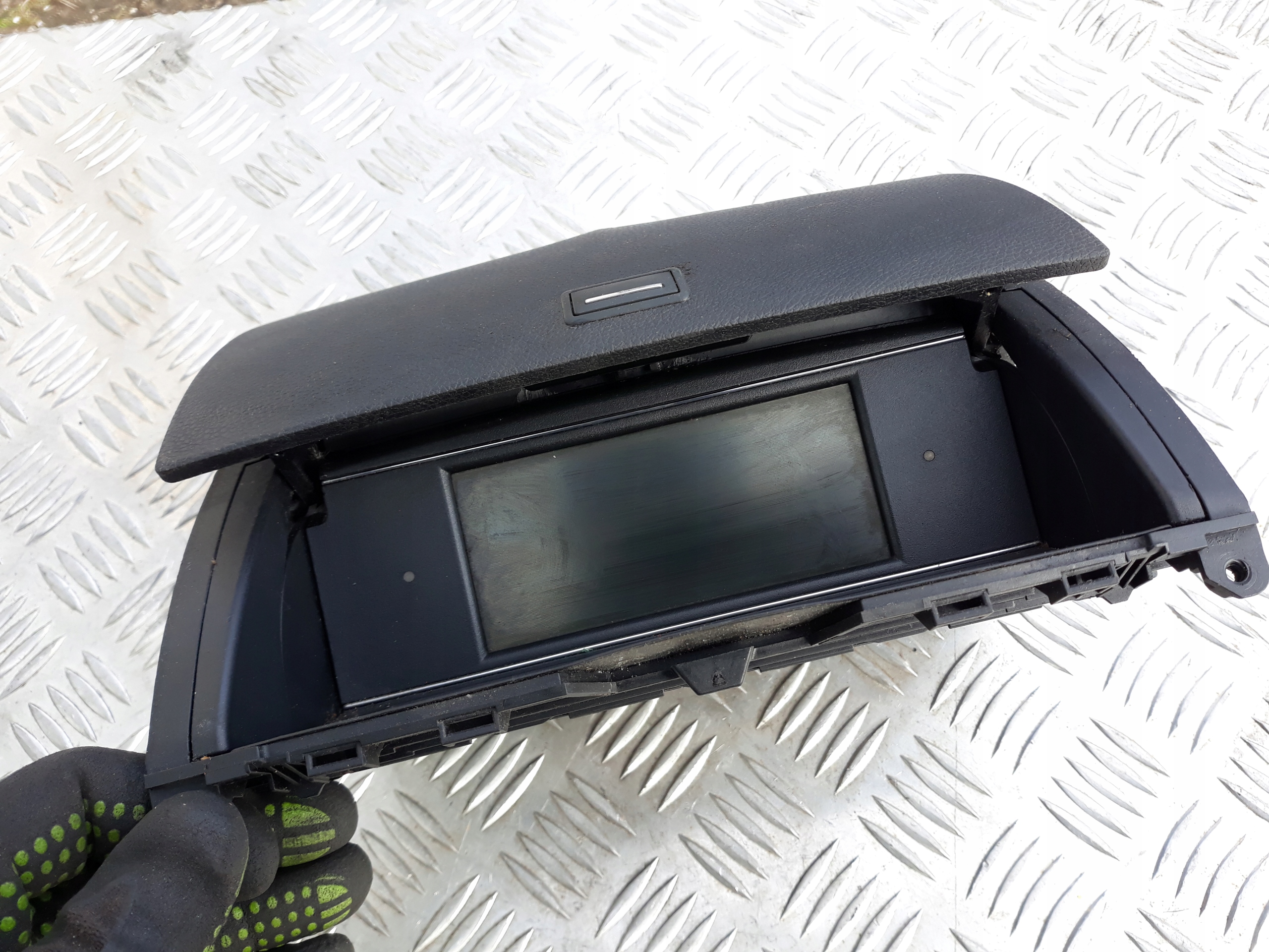 MERCEDES W204 WYŚWIETLACZ NAWIGACJI A2046801231 Producent części Mercedes-Benz OE