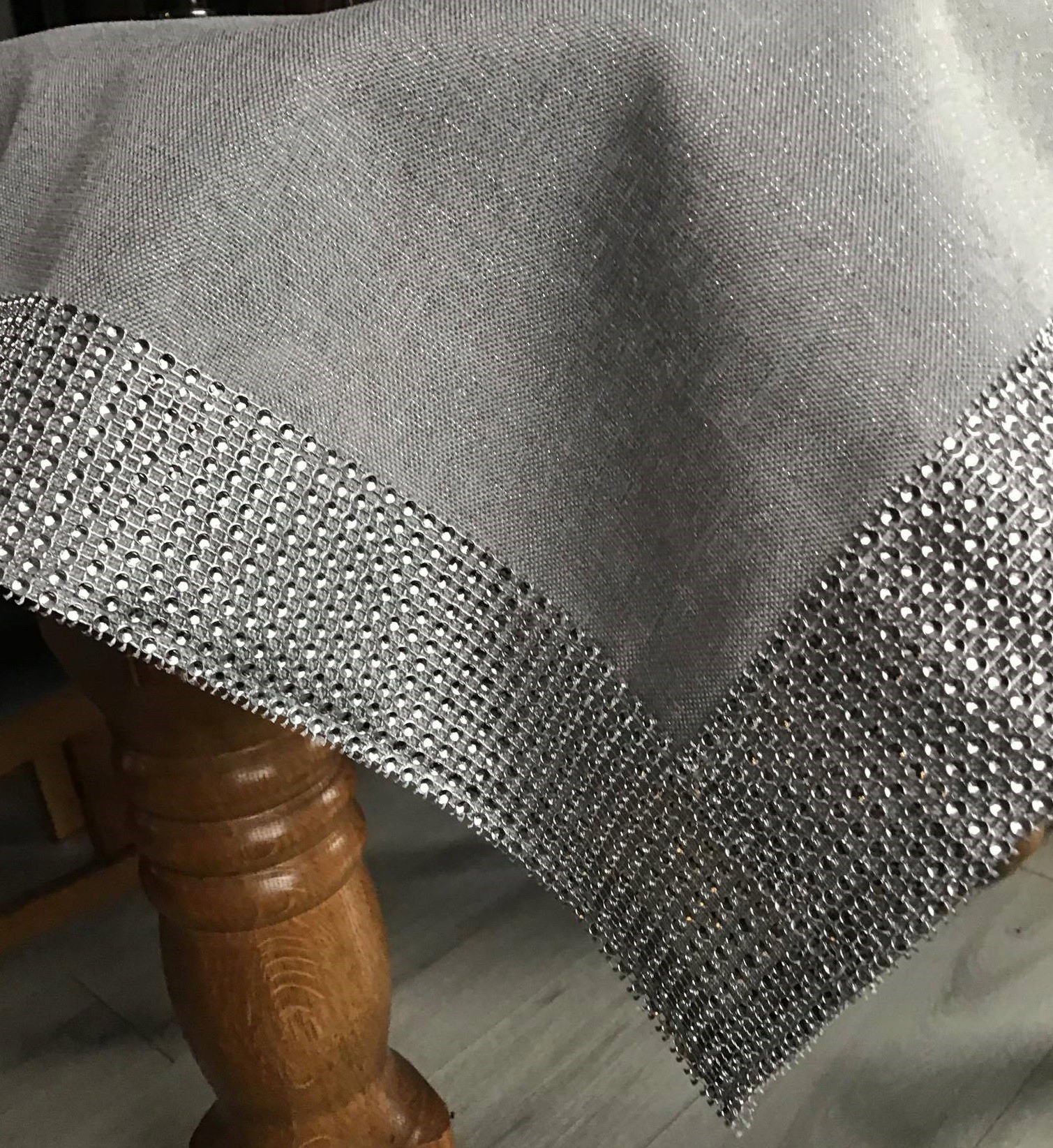 

Obrus Szary Ze Srebrną Nitką i Cekinami 150x225cm