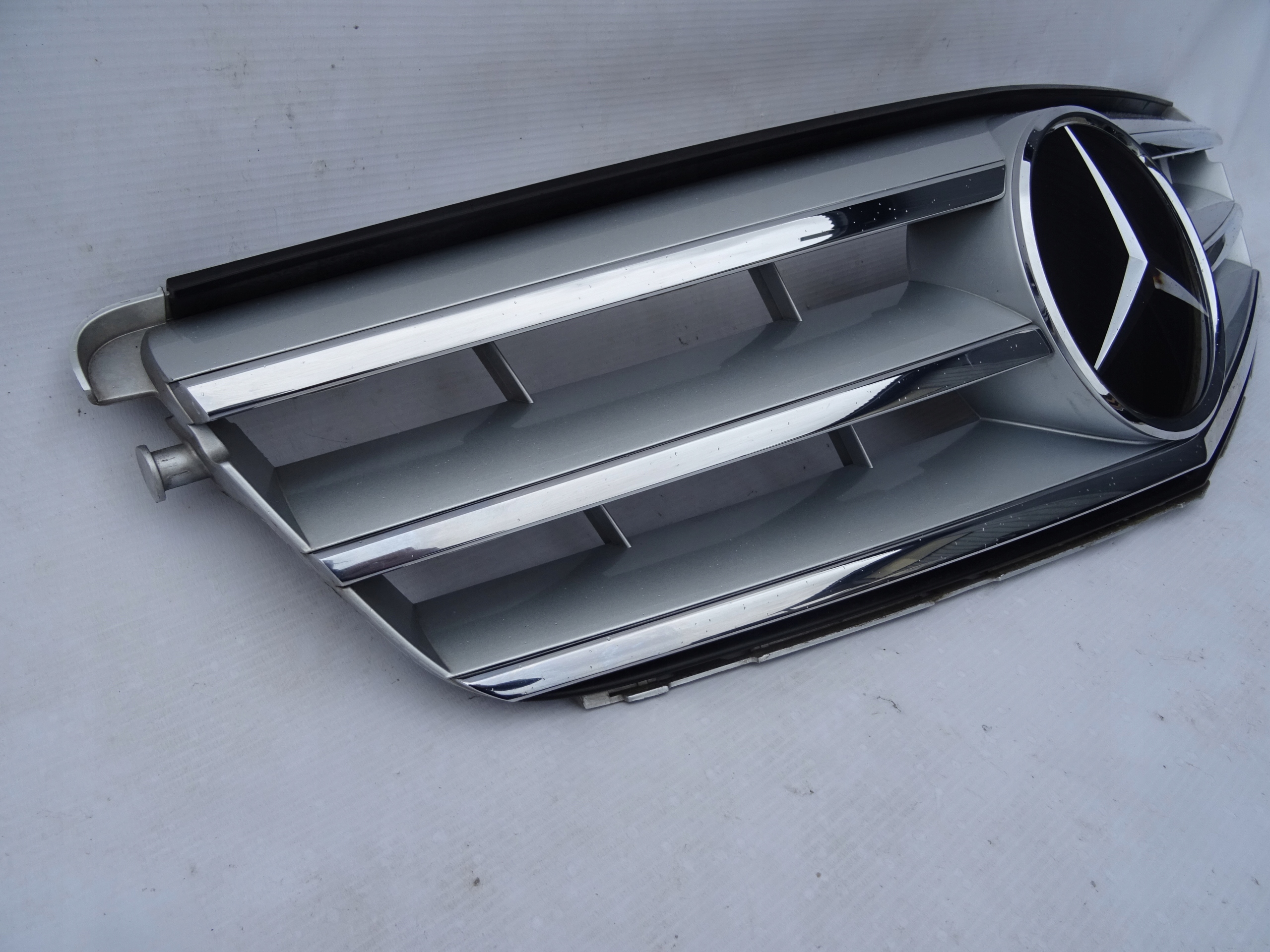 GRILL ATRAPA CHŁODNICY MERCEDES W204 DYSTRONIC Producent części Mercedes-Benz OE