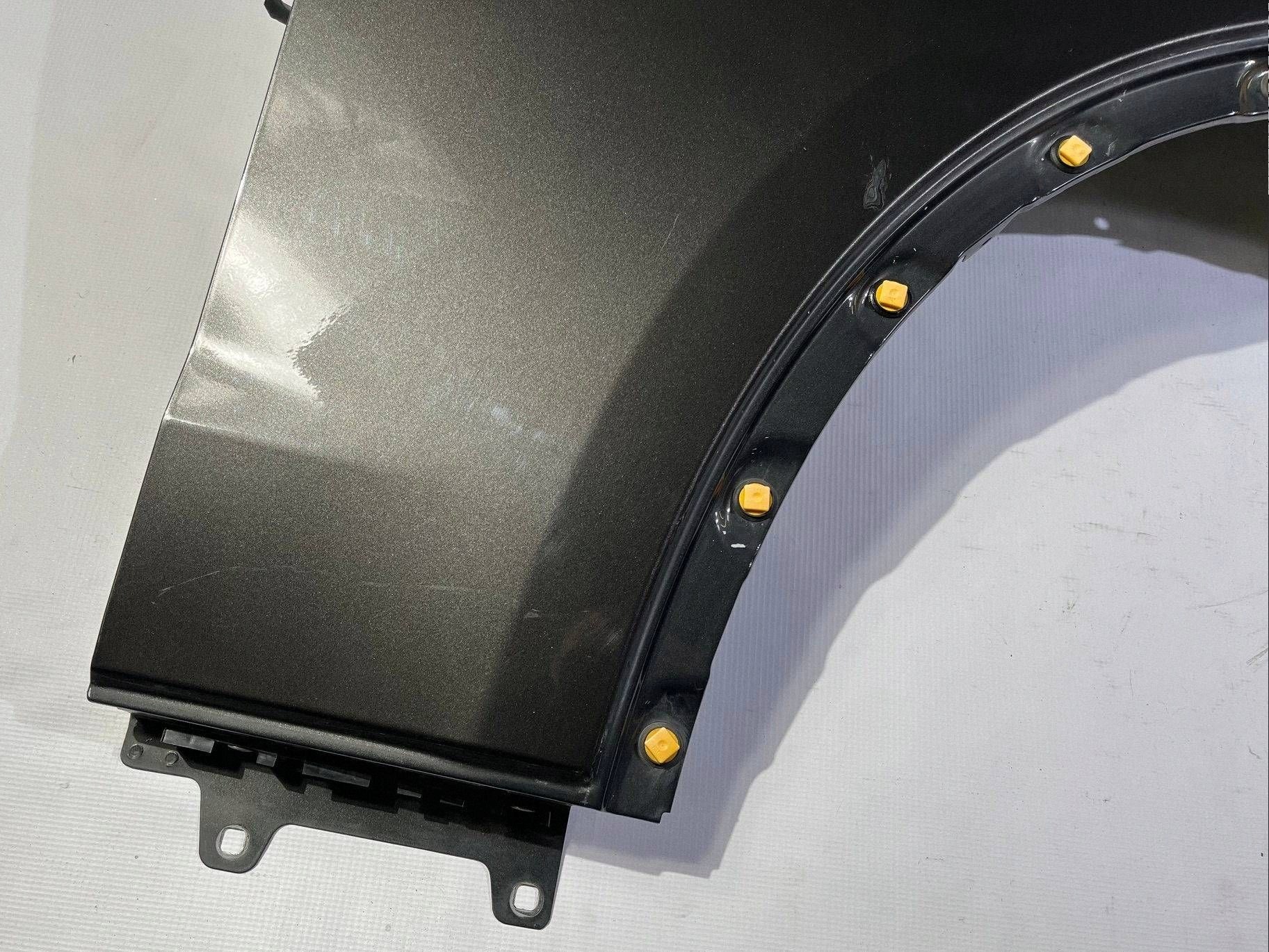 fender right front front Maserati Levante