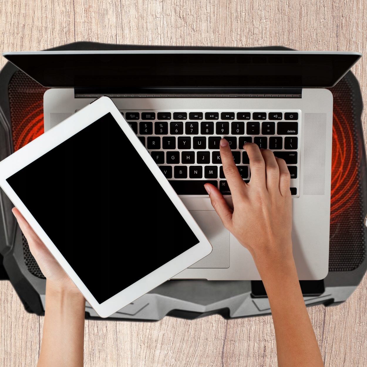 PODSTAWKA CHŁODZĄCA POD LAPTOPA WIATRAK DO KOMPUTERA NOTEBOOKA RGB 12-17" Producent Memfis