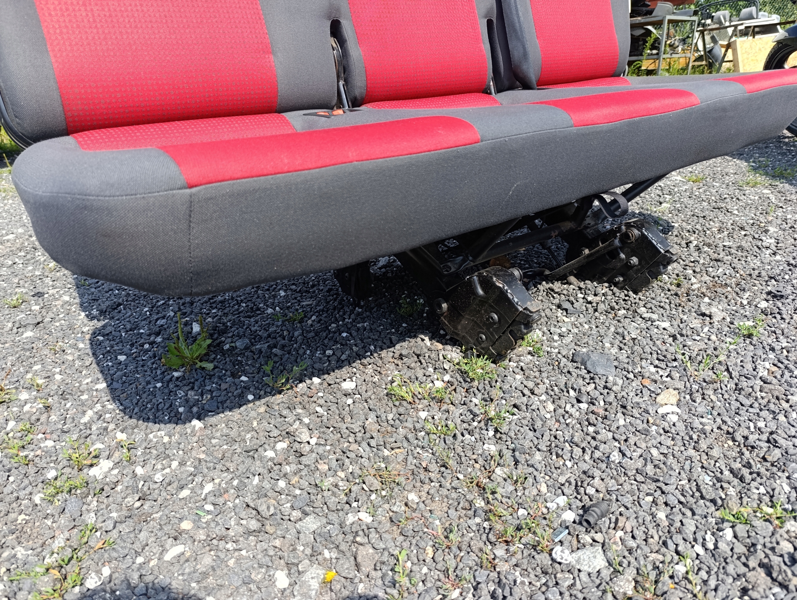 VW T5 Sitz TRZYOSOBOWA TROJKA CZARNO-roter MATERIAL