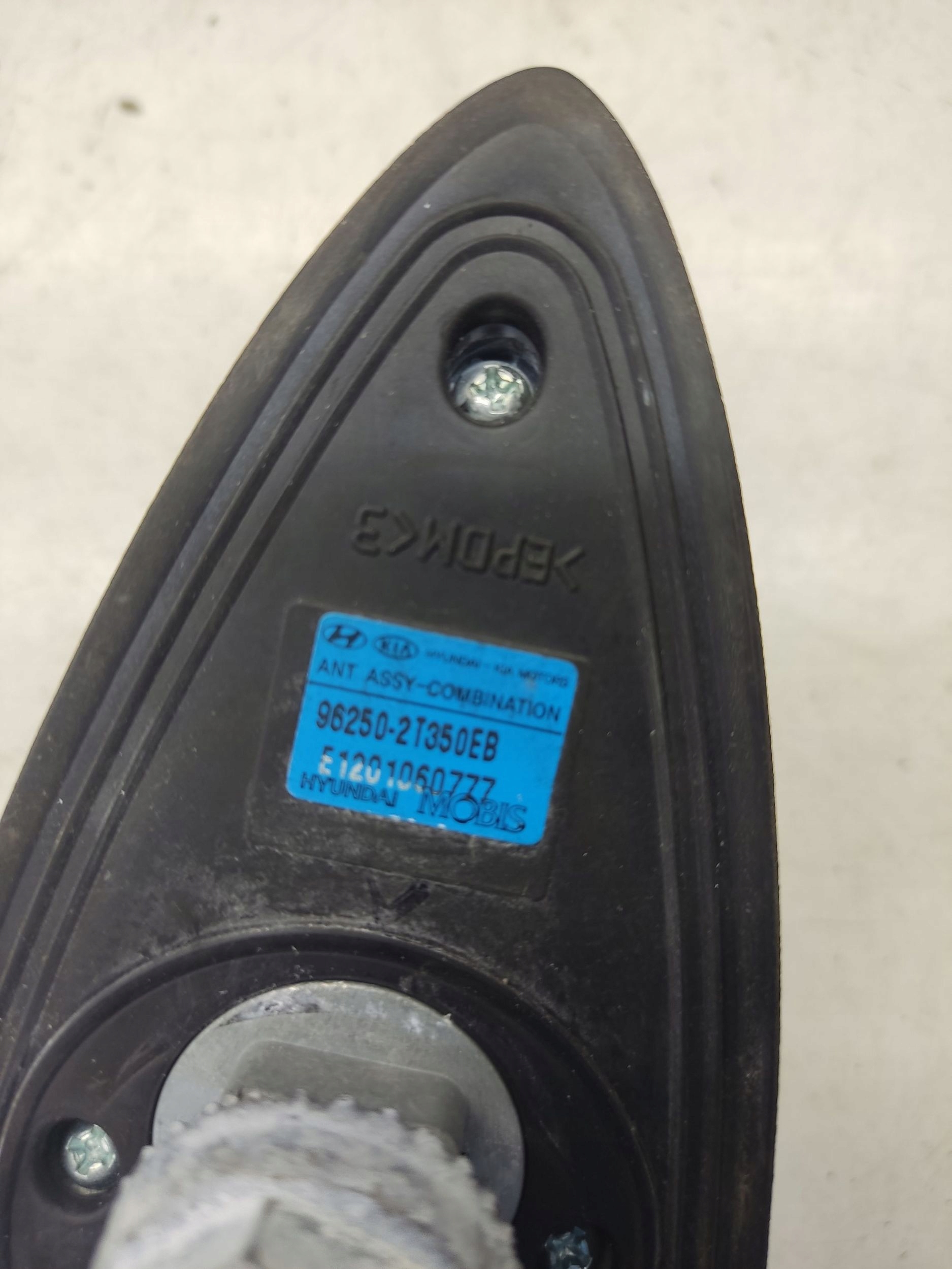 kia OPTIMA III 3 антенна радио навигации крыша