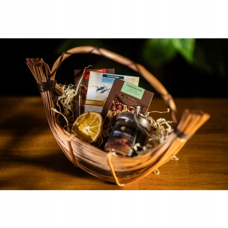 Ozdobny kosz wiklinowy z zestawem czekolad Premium, ręcznie robiona
