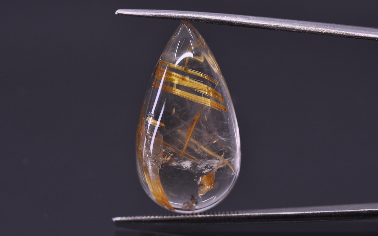 Křemen s rutilem kabošon slza 23x13 mm