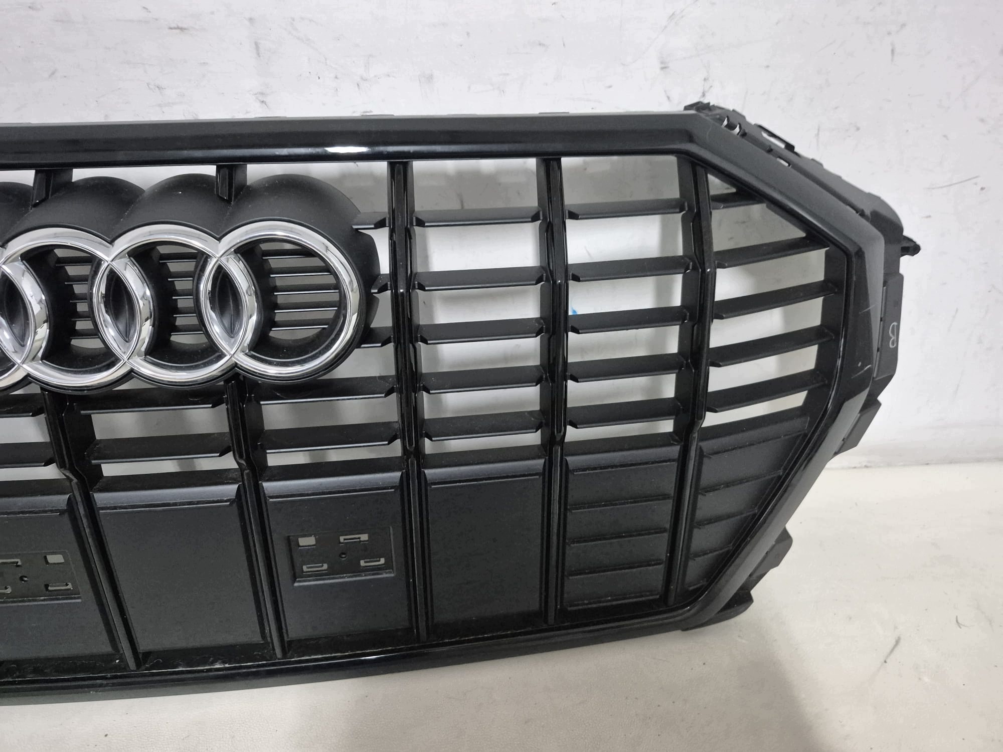 AUDI Q3 83A S-LINE 18- hűtőrács maszk hűtő cierna