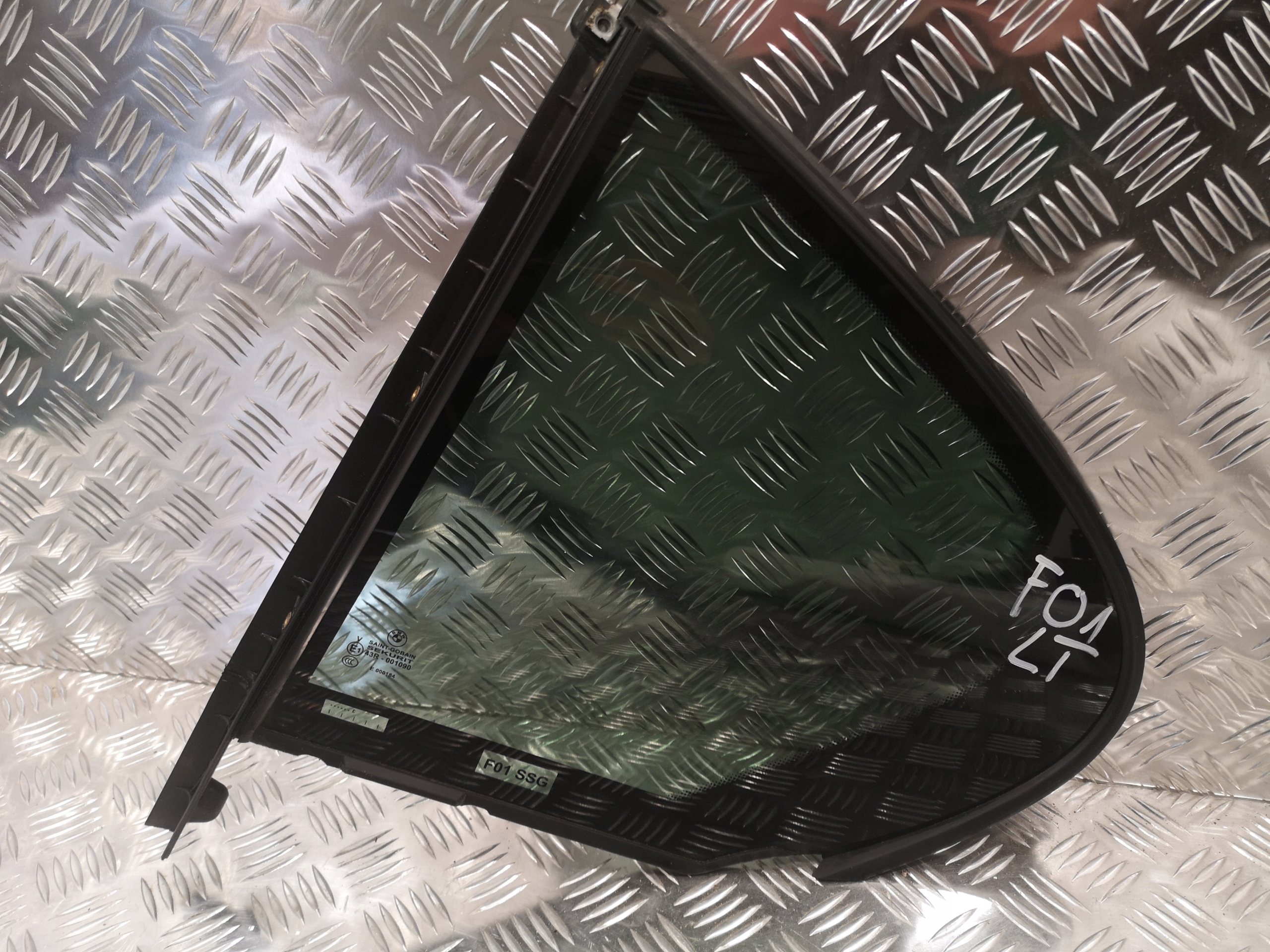 Стекло двери малое левое зд M-packet темное BMW F01