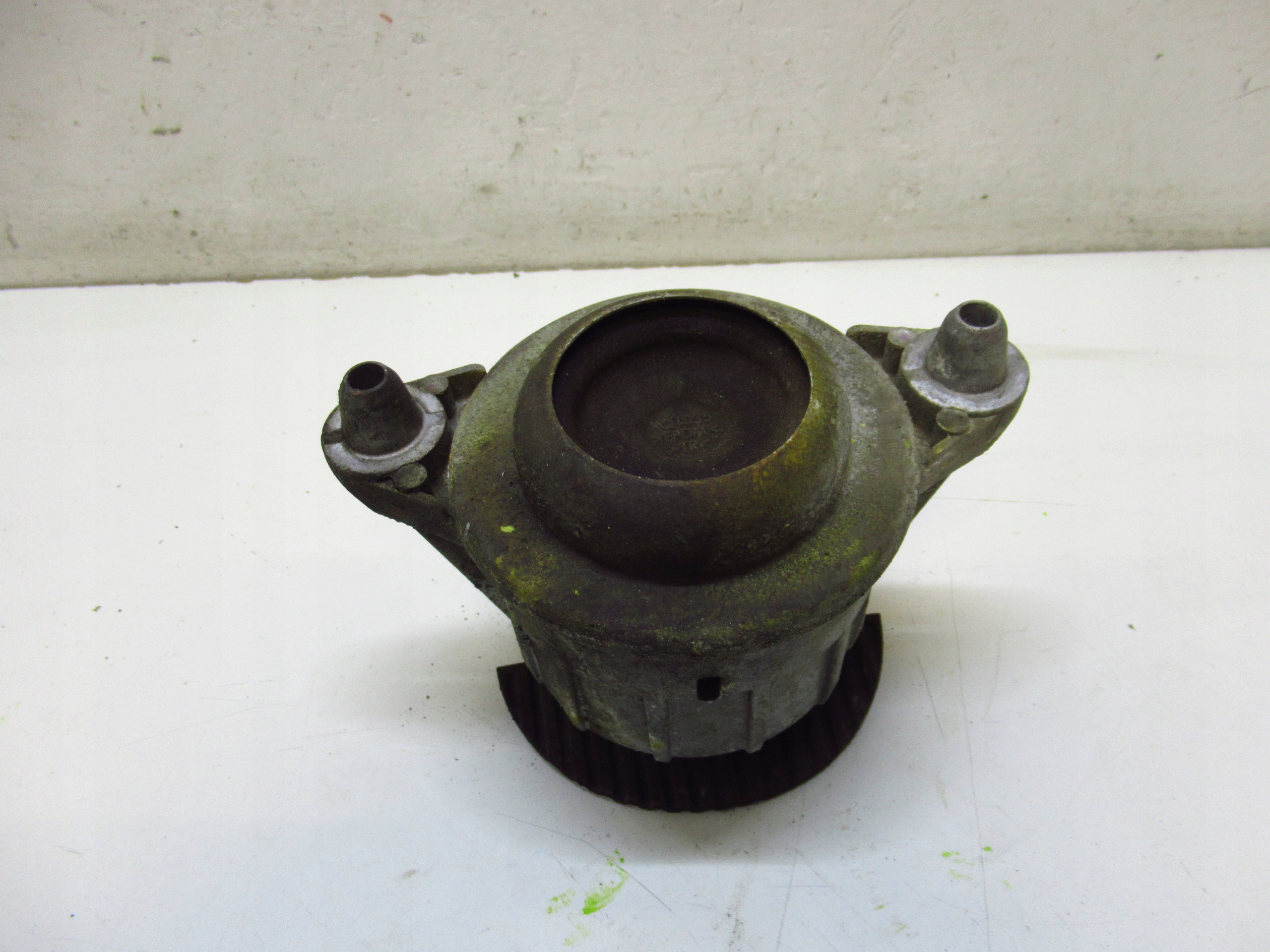 MERCEDES W204 1.8 engine mount A2072400017