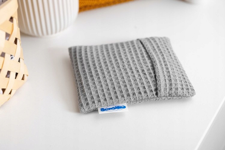 TERMOFOR Z PESTKAMI WIŚNI - SZARY Marka Sensillo