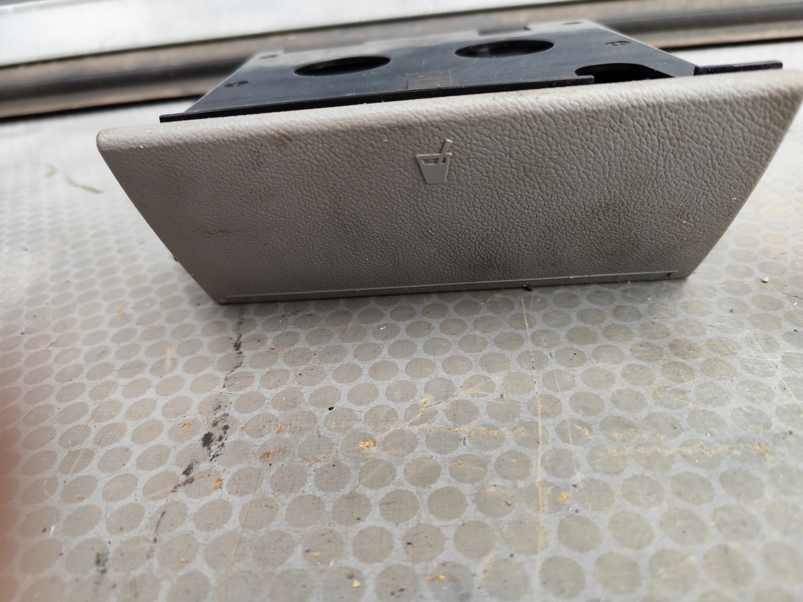 VW T5 PODWOJNY bracket for KUBKI/ damaged