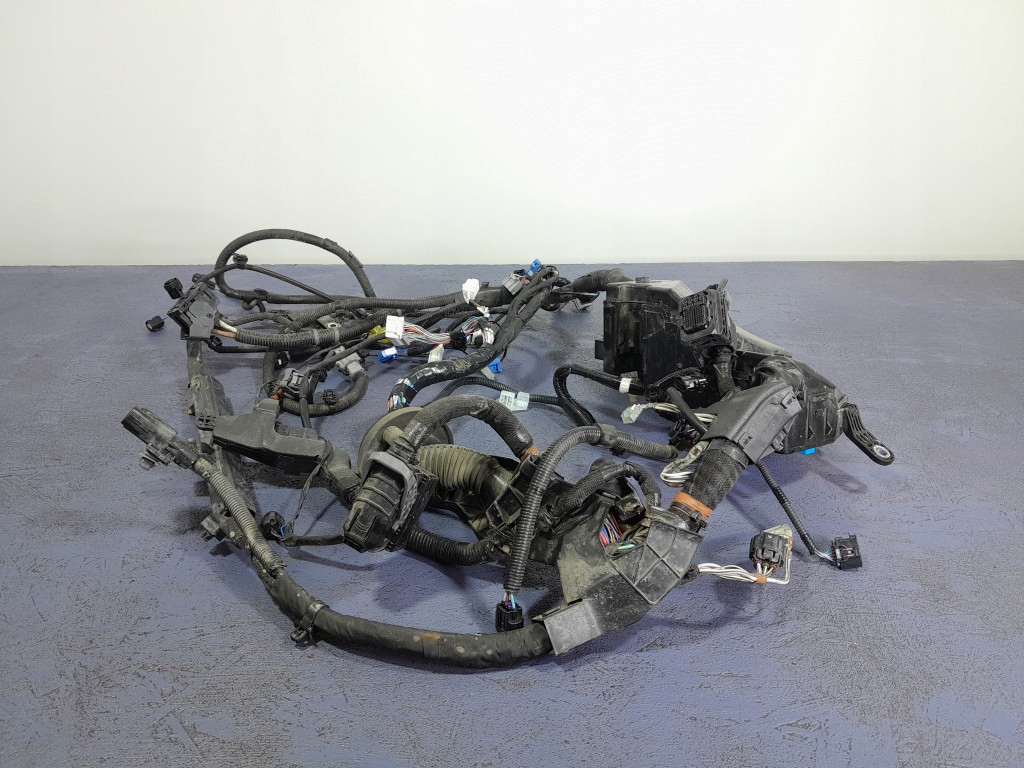 CAMRY VIII XV70 17- 2.5 HYBRID SKRZYNKA BEZPIECZNIKÓW WIĄZKA KOMORY SILNIKA