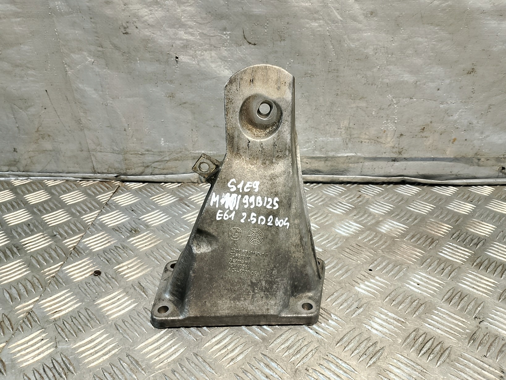 engine mount BMW E61 2.5 D 73681310