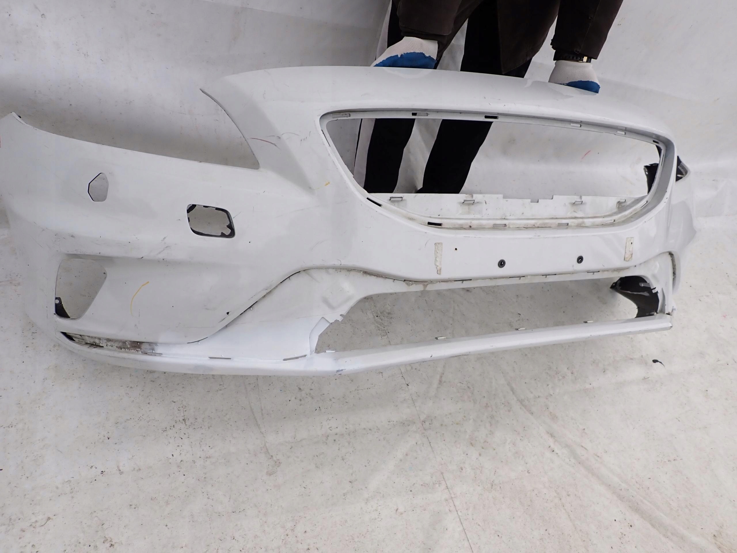 VOLVO V40 R-design 12-19 bumper front washer PDC