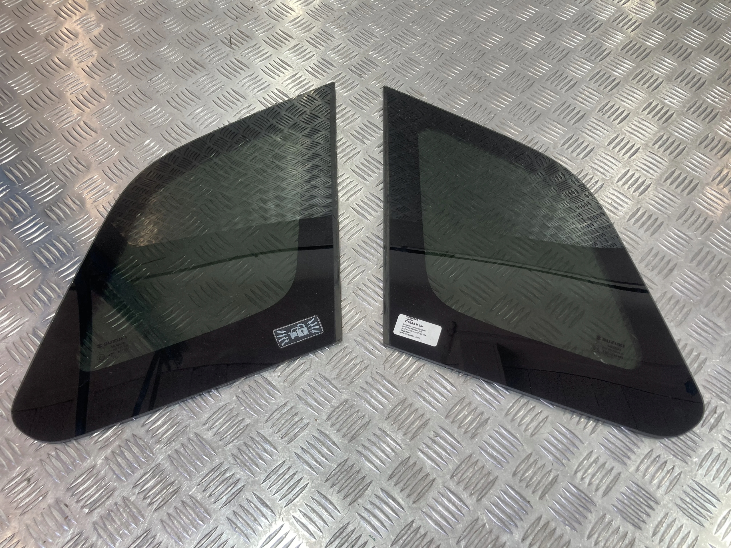 SZYBA KAROSERYJNA TYŁ LEWA PRAWA VITARA II 2016