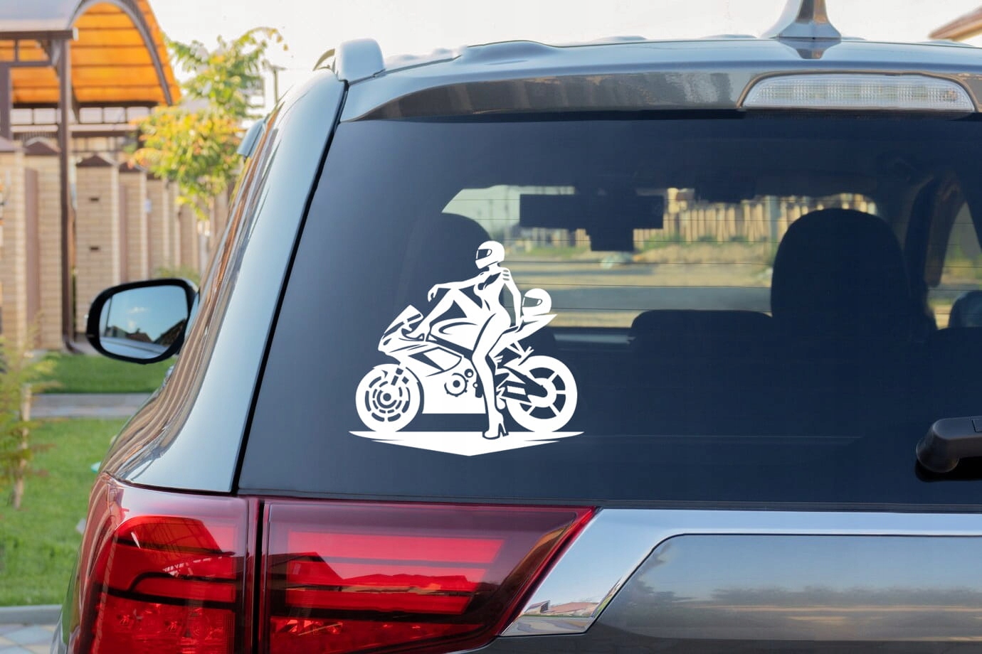 MOTOCYKLISTKA - Naklejka na Samochód Motor Ścigacz ODBLASKOWA Producent Inny
