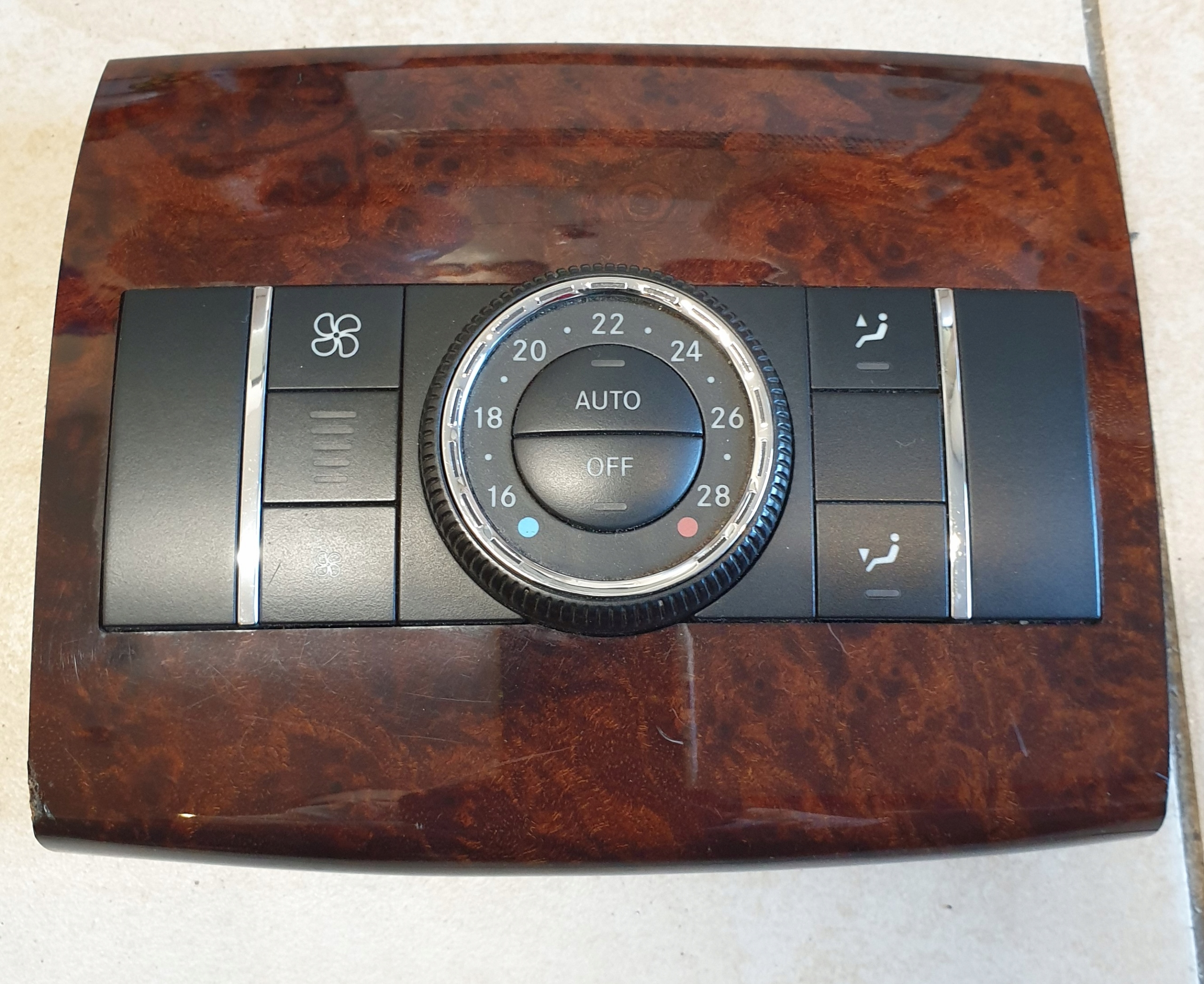 A1648700189 - Панель вентиляційного отвору задній декор MERCEDES R W251 OE