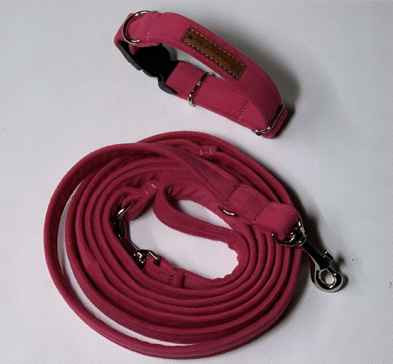 Levně Velurový obojek s mašlí pro psa, vodítko, městské kování, růžové zlato