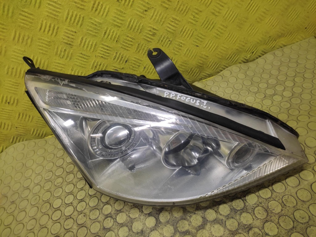 FORD FOCUS MK1 REFLEKTOR light right front XENON