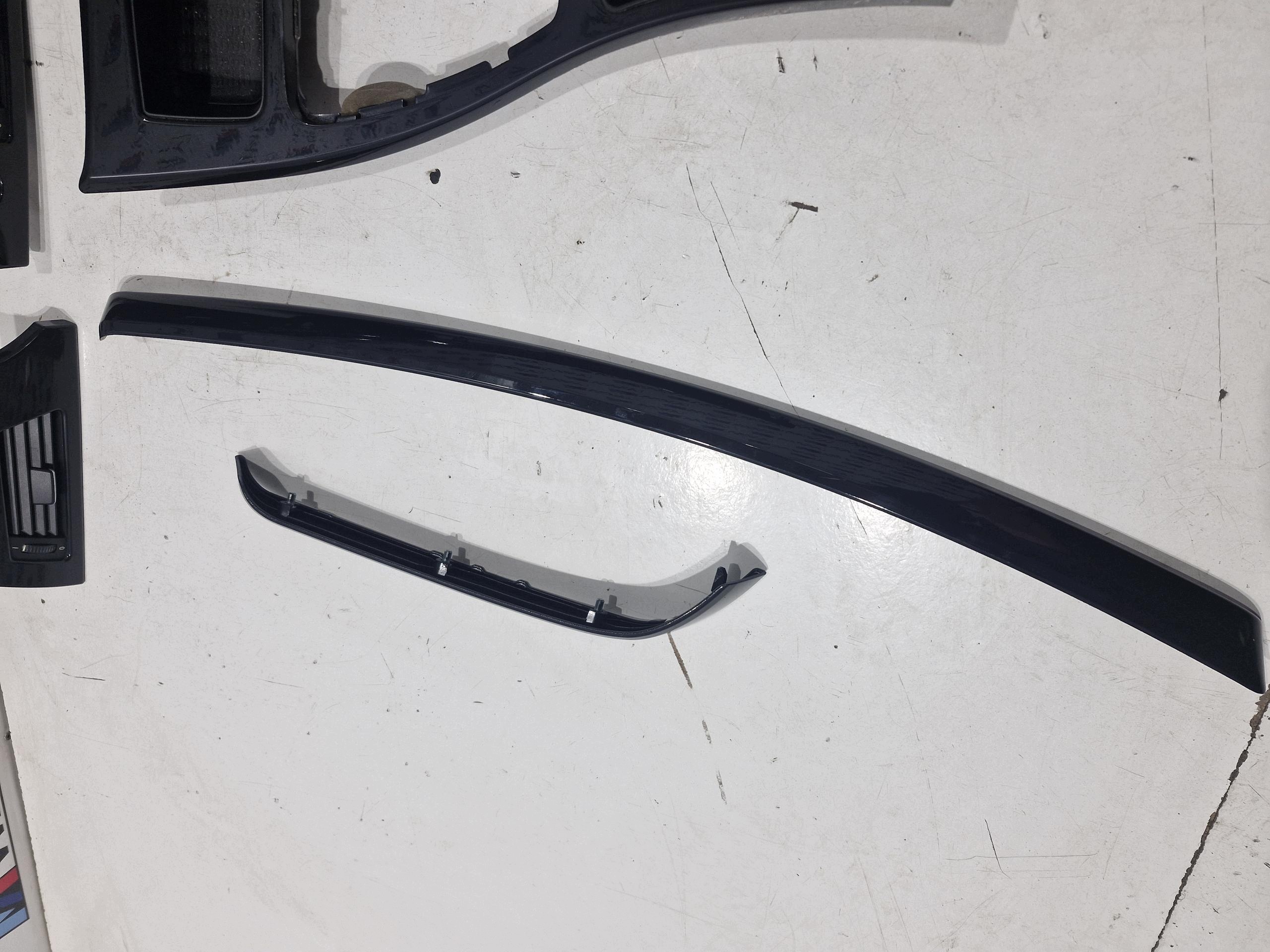BMW E90 E91 lišty DEKORY černé KOMPLET EUROPA