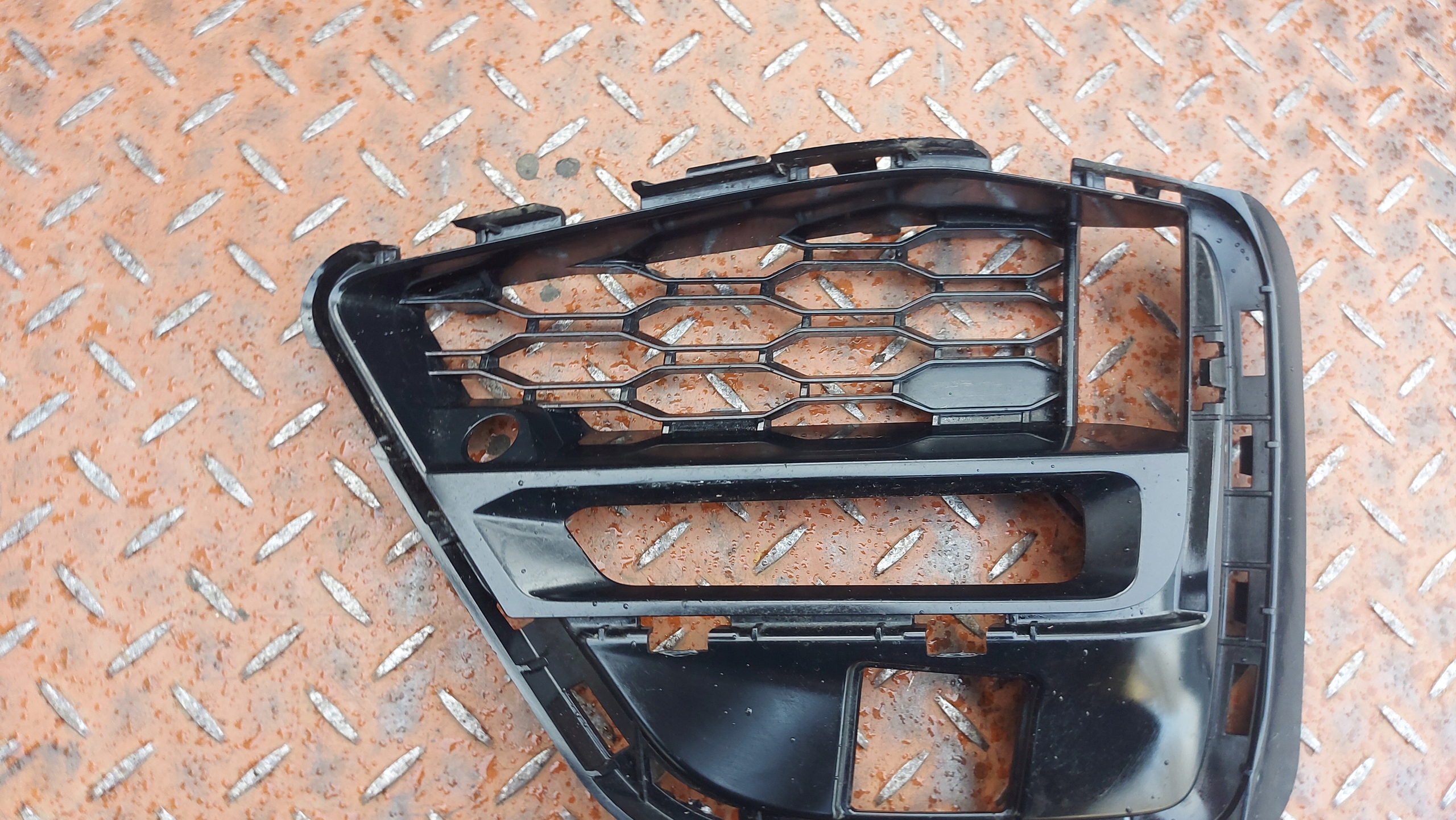 grid of a bumper right front BMW 3 G20 G21 19