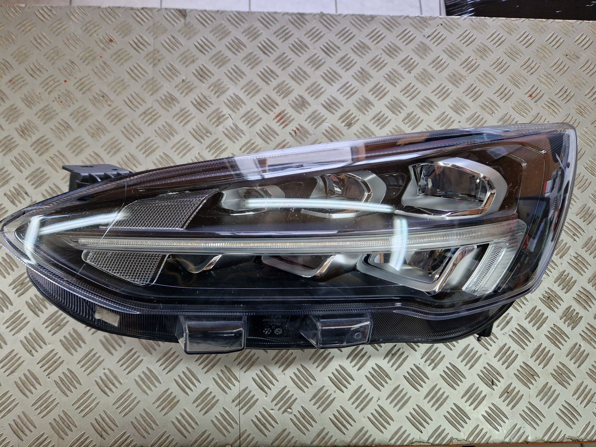 light left front FULL LED FORD FOCUS IV 18R