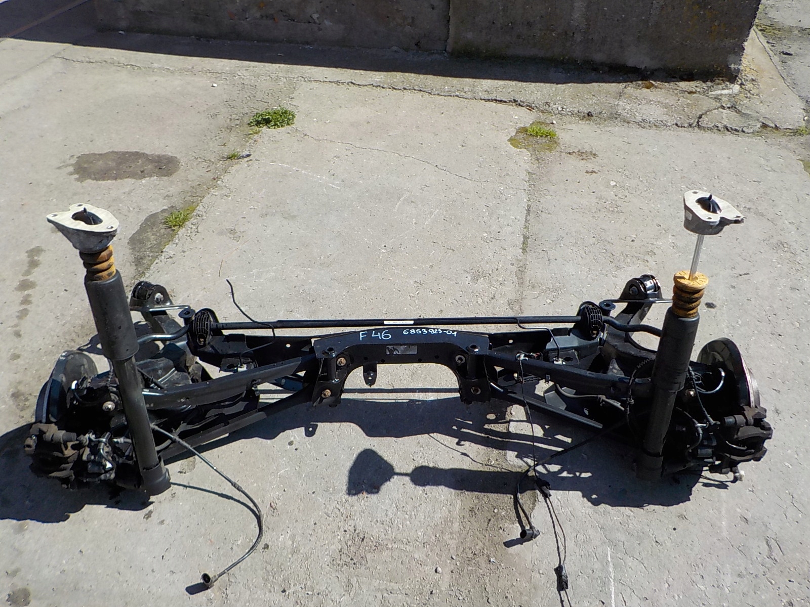 BMW 2 F46 ZAWIESZENIE BELKA TYŁ TYLNA