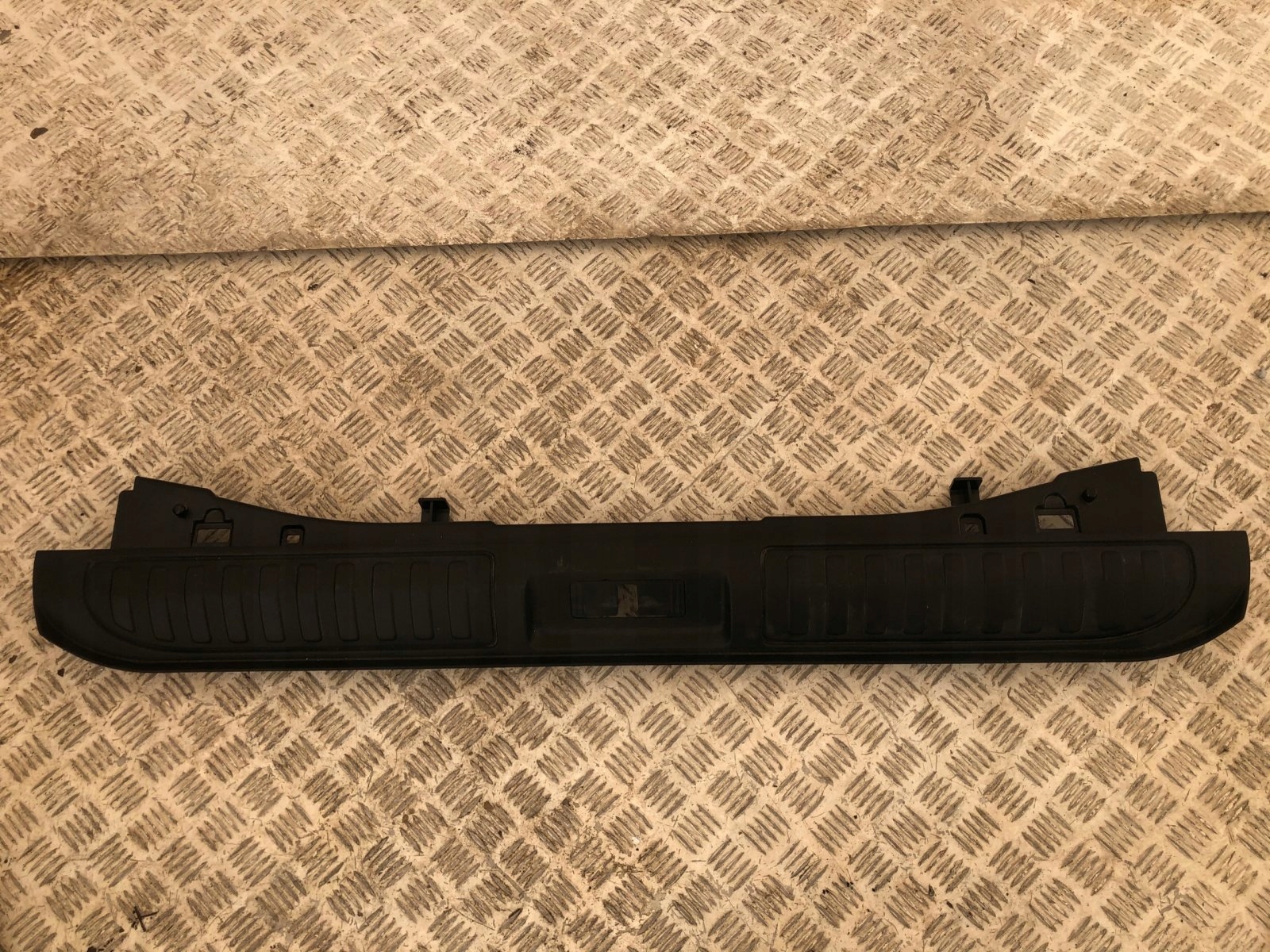 RANGE ROVER SPORT L494 OSŁONA PASA TYLNEGO Producent części Land Rover OE