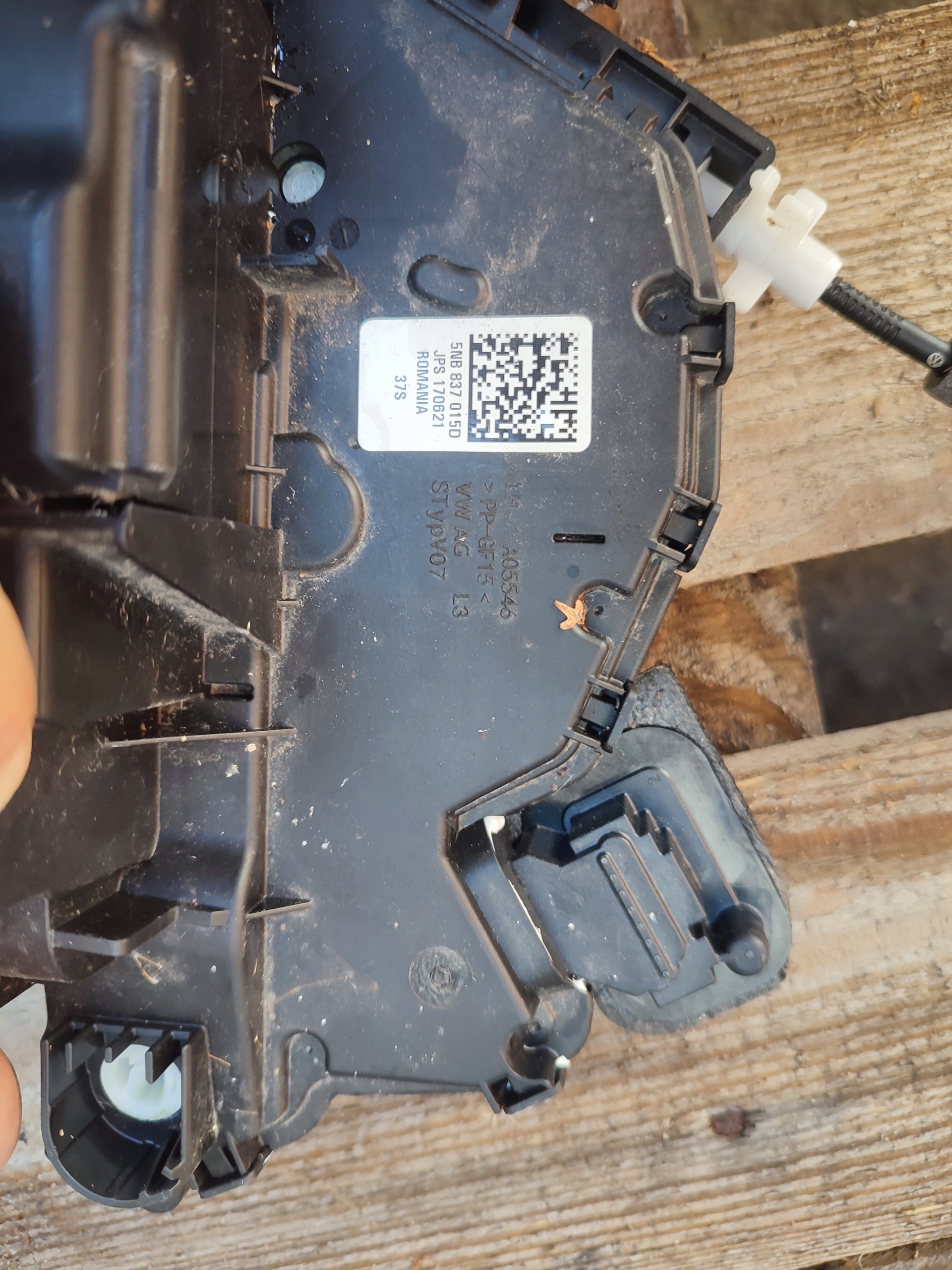 lock door VW SKODA AUDI 5NB837015D