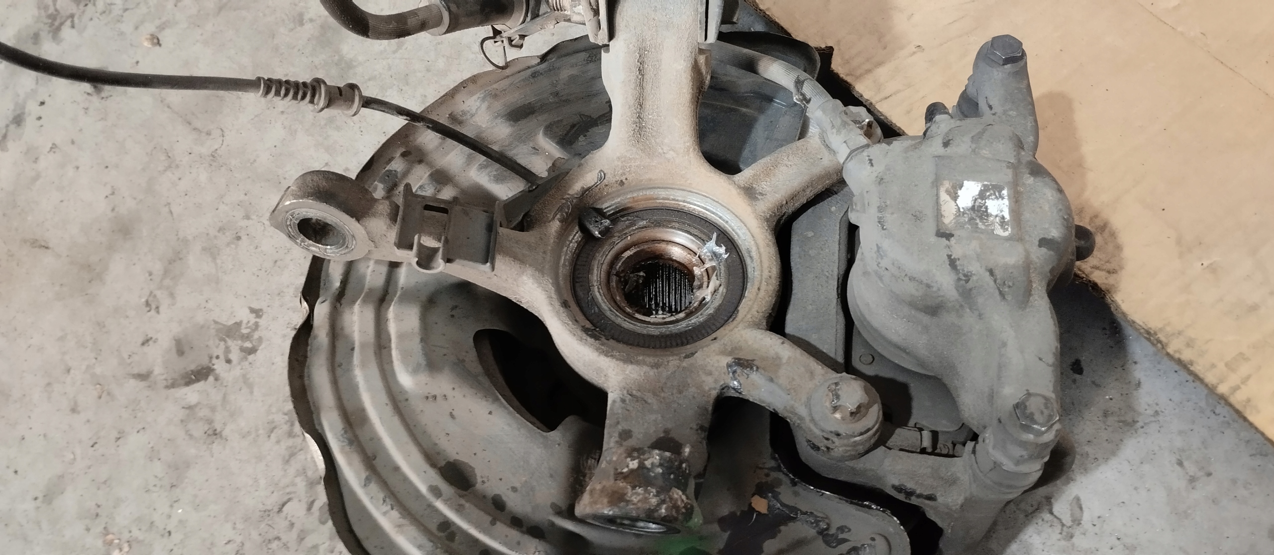 поворотный кулак, цапфа суппорт передний левый MERCEDES b класс W246 1.8 CDI