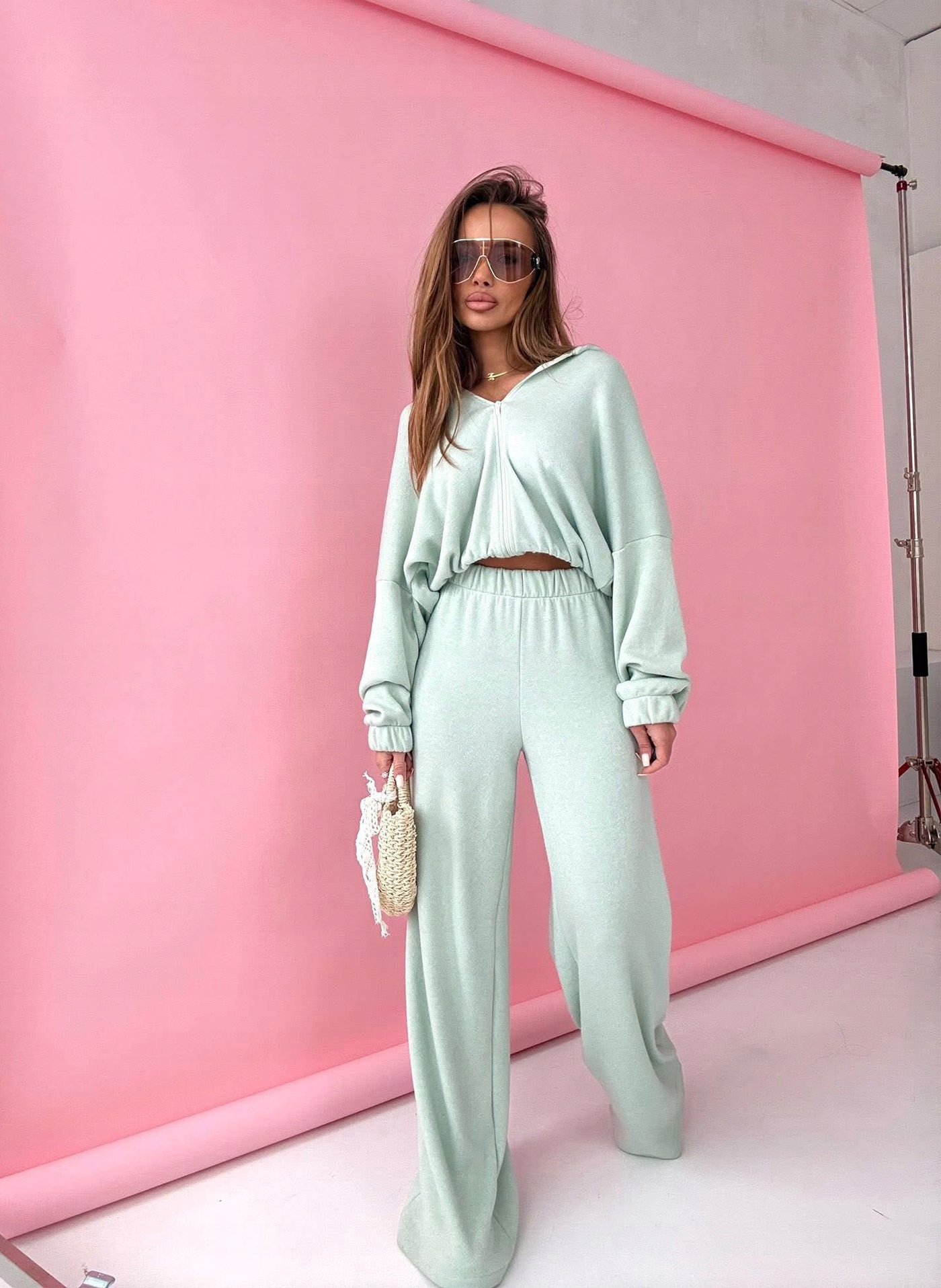 Pistáciový dámský komplet s vlnou. Rozepínací mikina s kapucí kalhoty