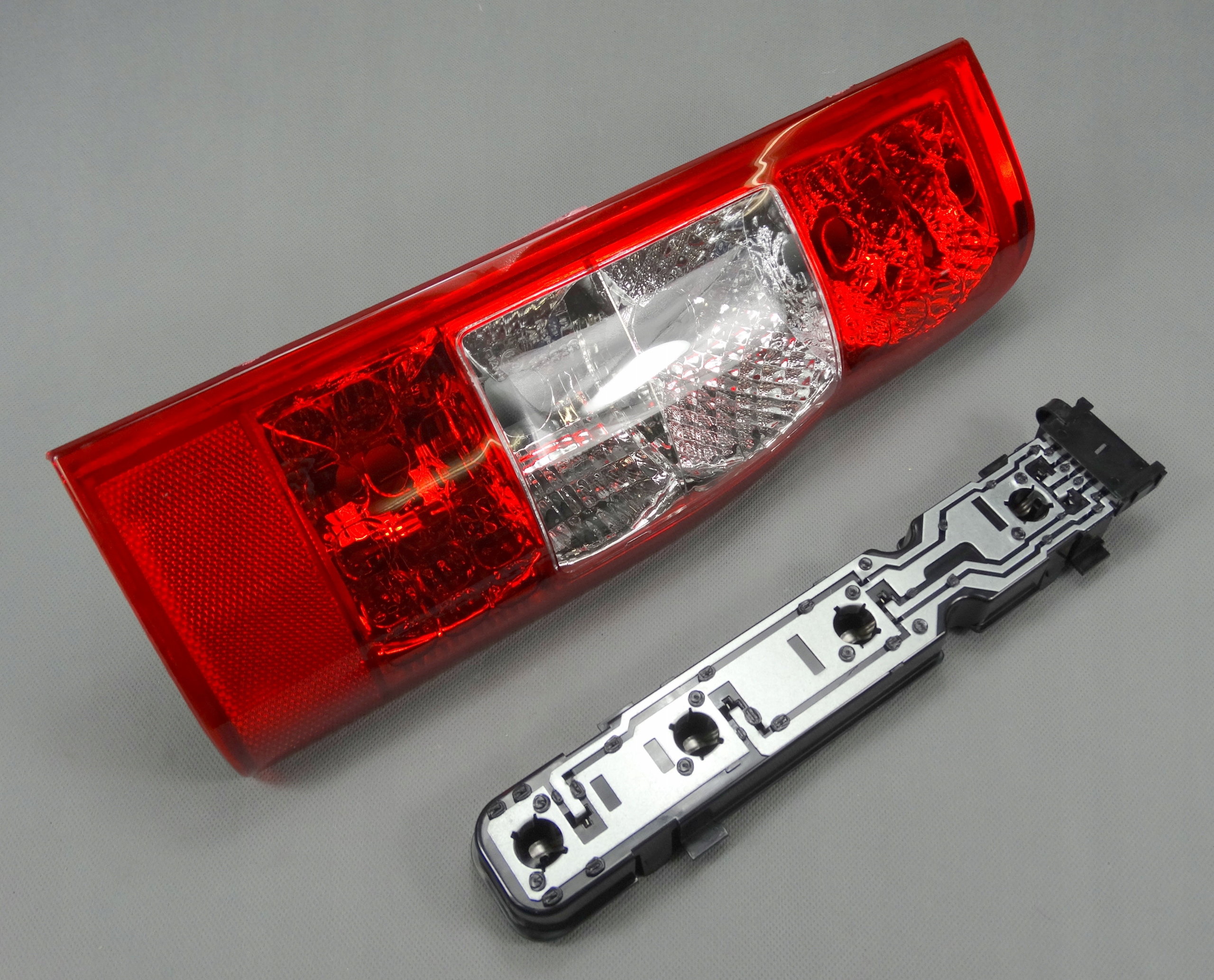 LAMPA TYŁ FORD TRANSIT 2006- PRAWA KPL Z LISTWĄ Producent części BSG