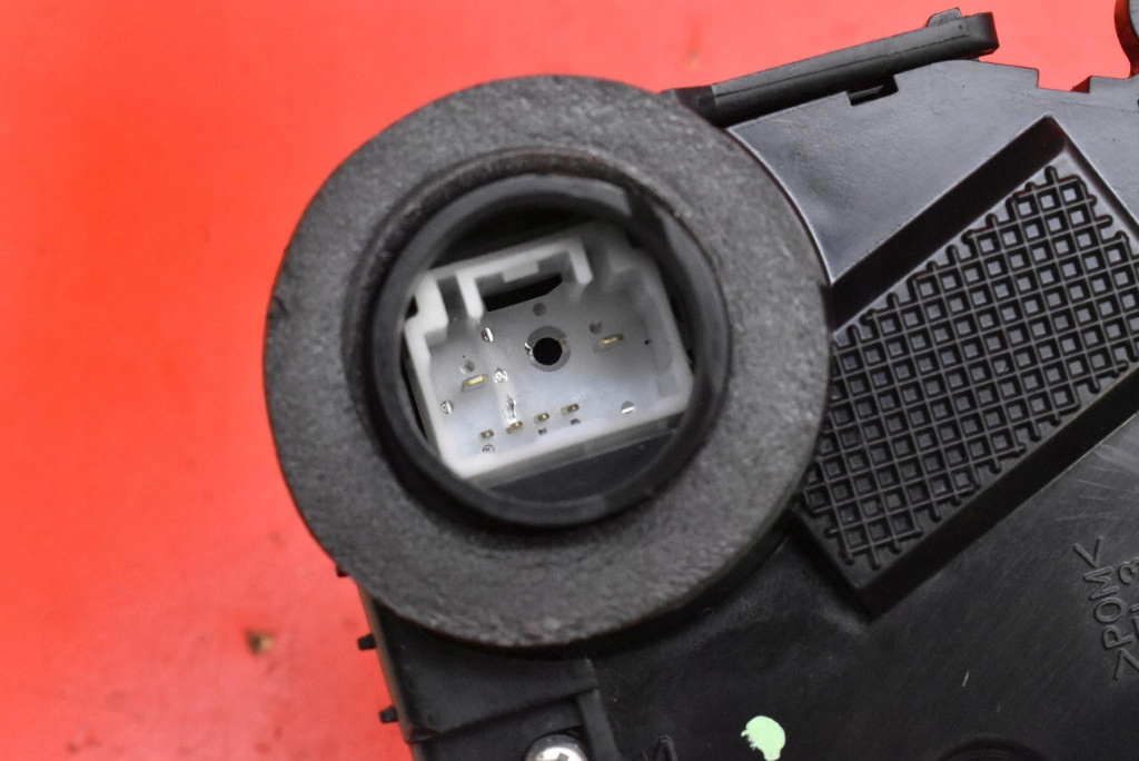 lock door left front front EU TOYOTA PRIUS III XW30 09-11
