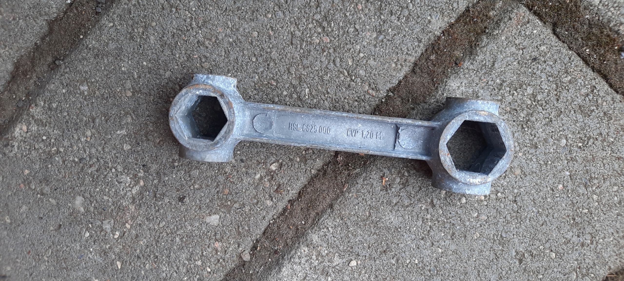 Stary klucz rowerowy kostka