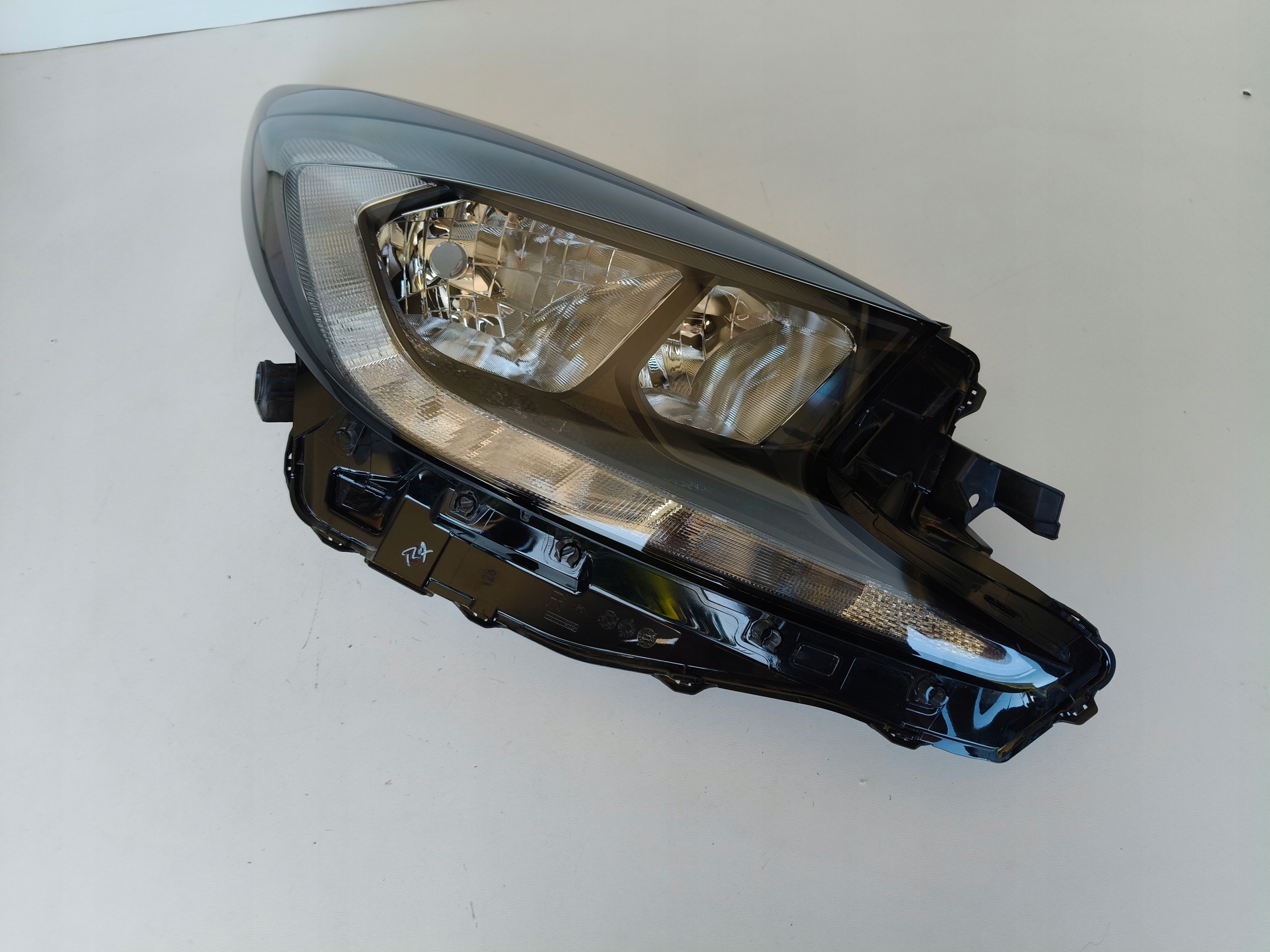 light right REFLEKTOR TOYOTA AYGO X 22- LED