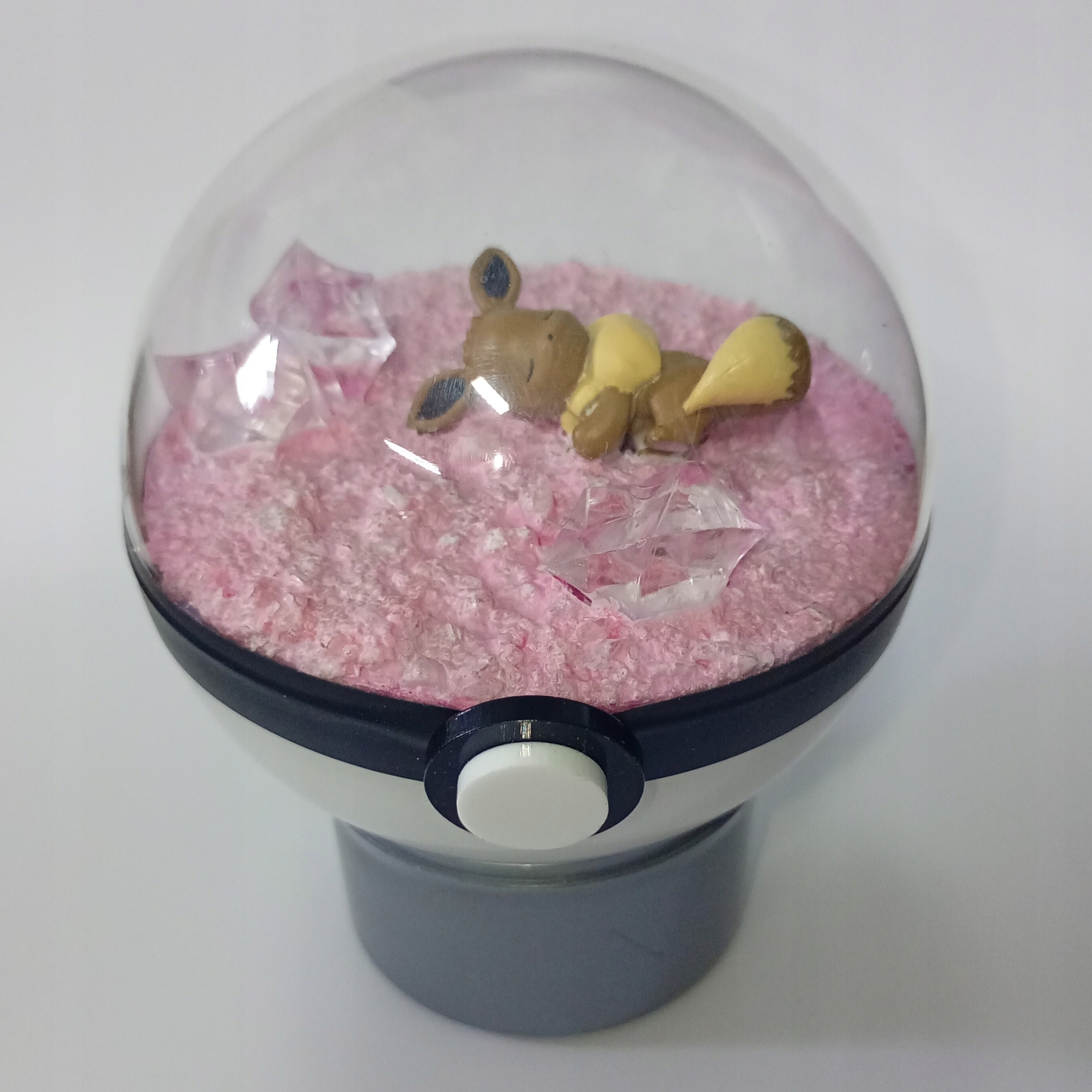 Eevee – Pokéball Terárium, Unikátní Ručně Vyráběné Diorama Pokémon, 10 CM