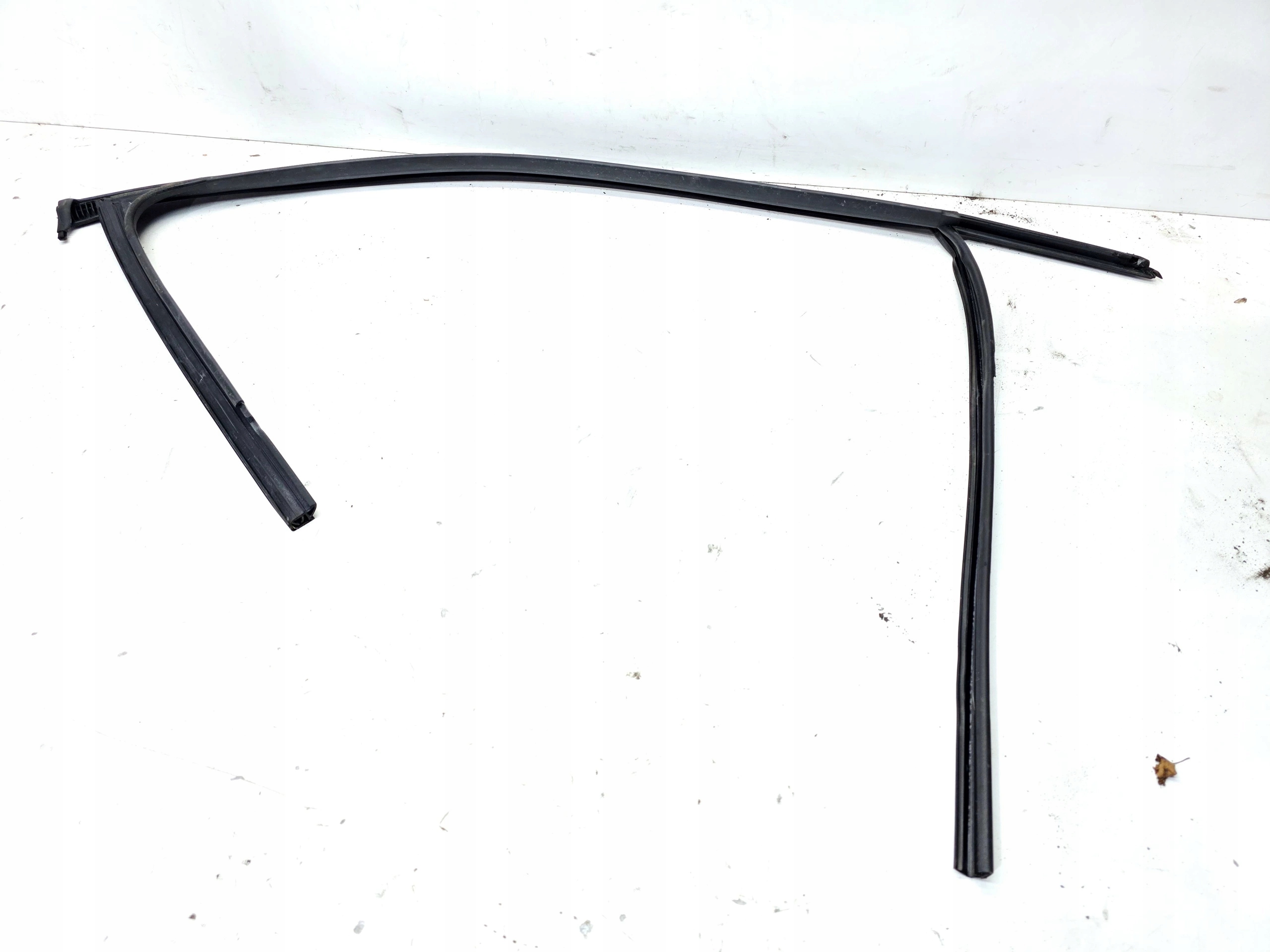 gasket RAMY door PROWADNICA windows left front AUDI Q4 E-TRON 89A837439A