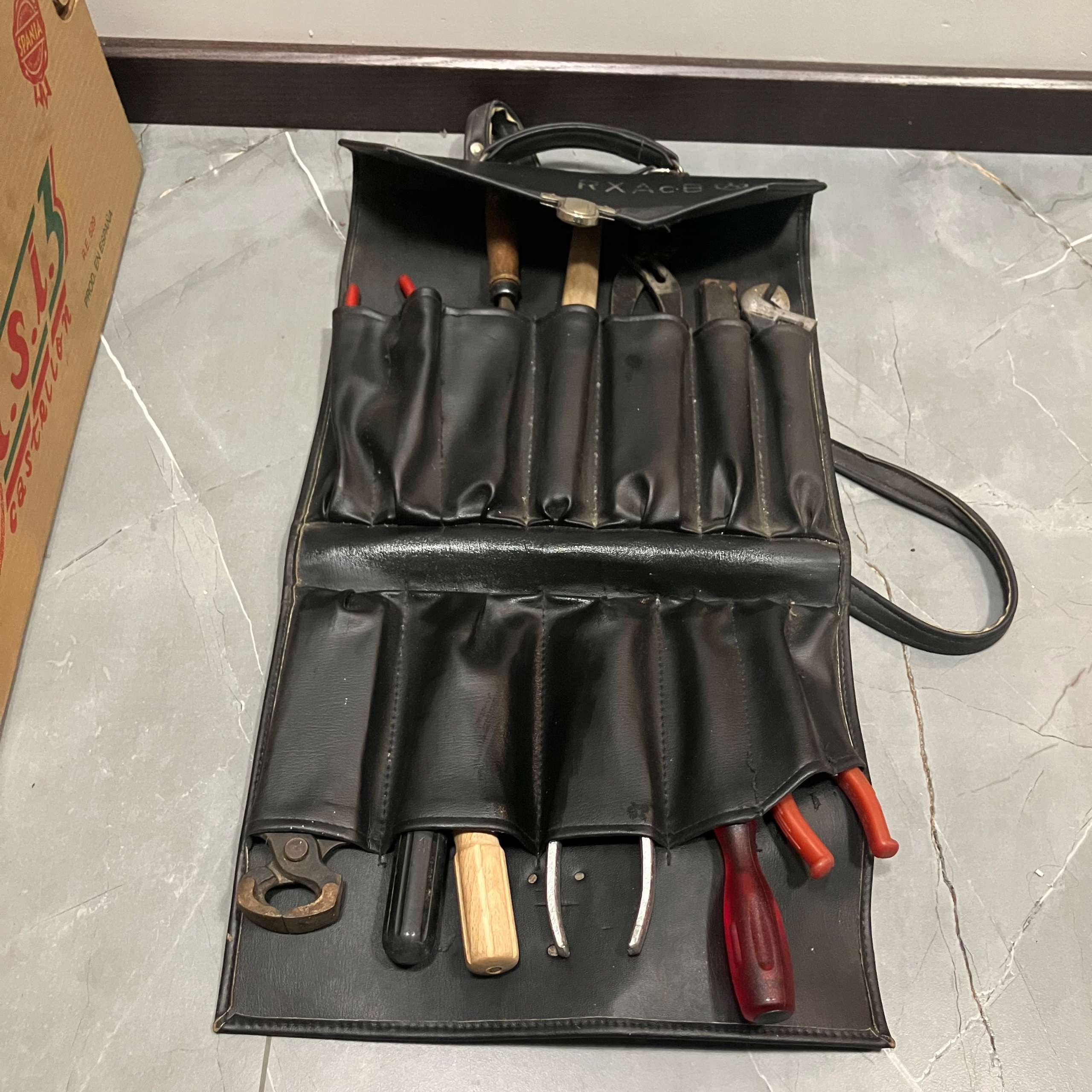 Zestaw narzędzi z czasów PRL-u