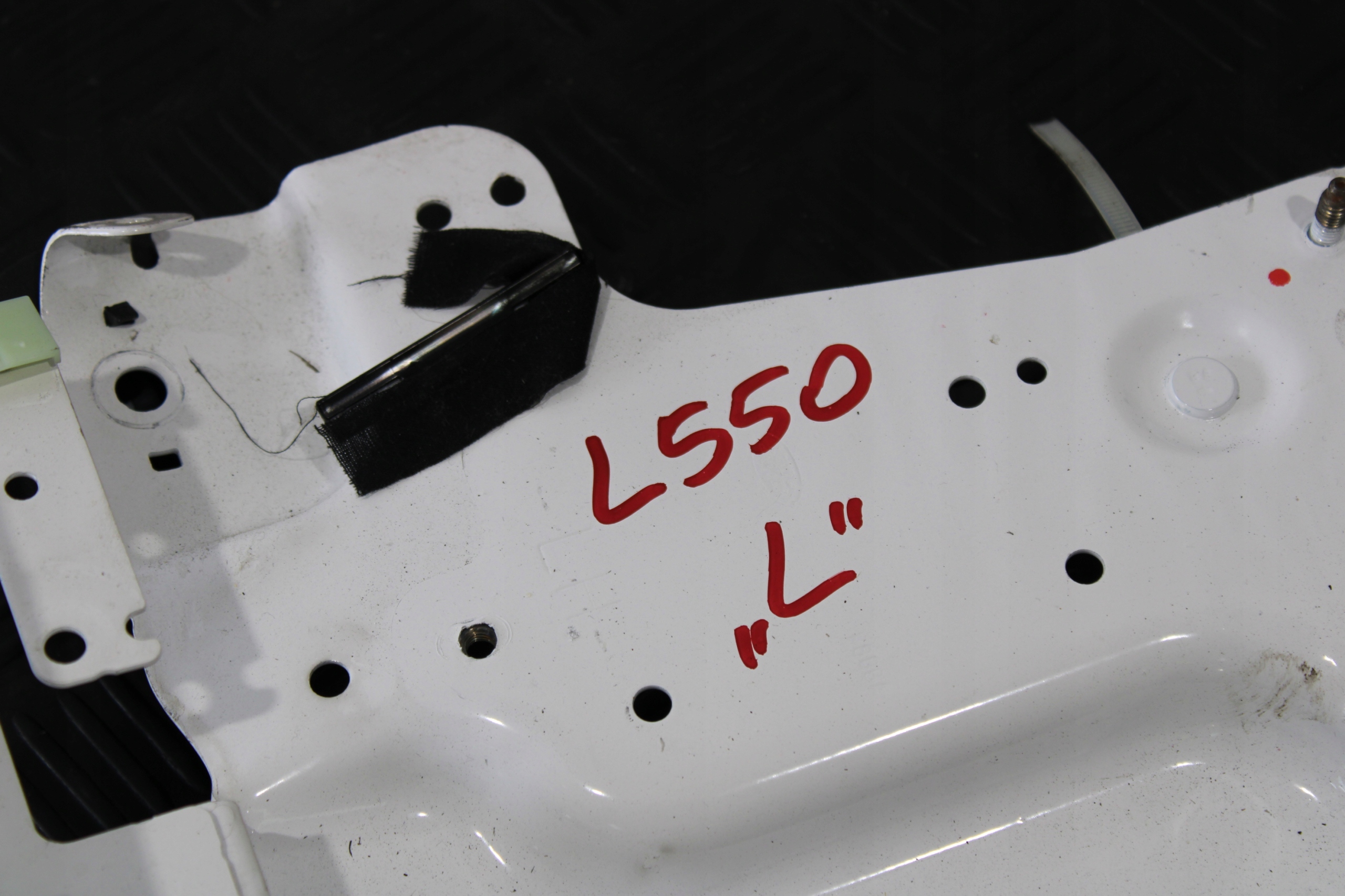 support holder left LAND ROVER DISCOVERY SPORT L550