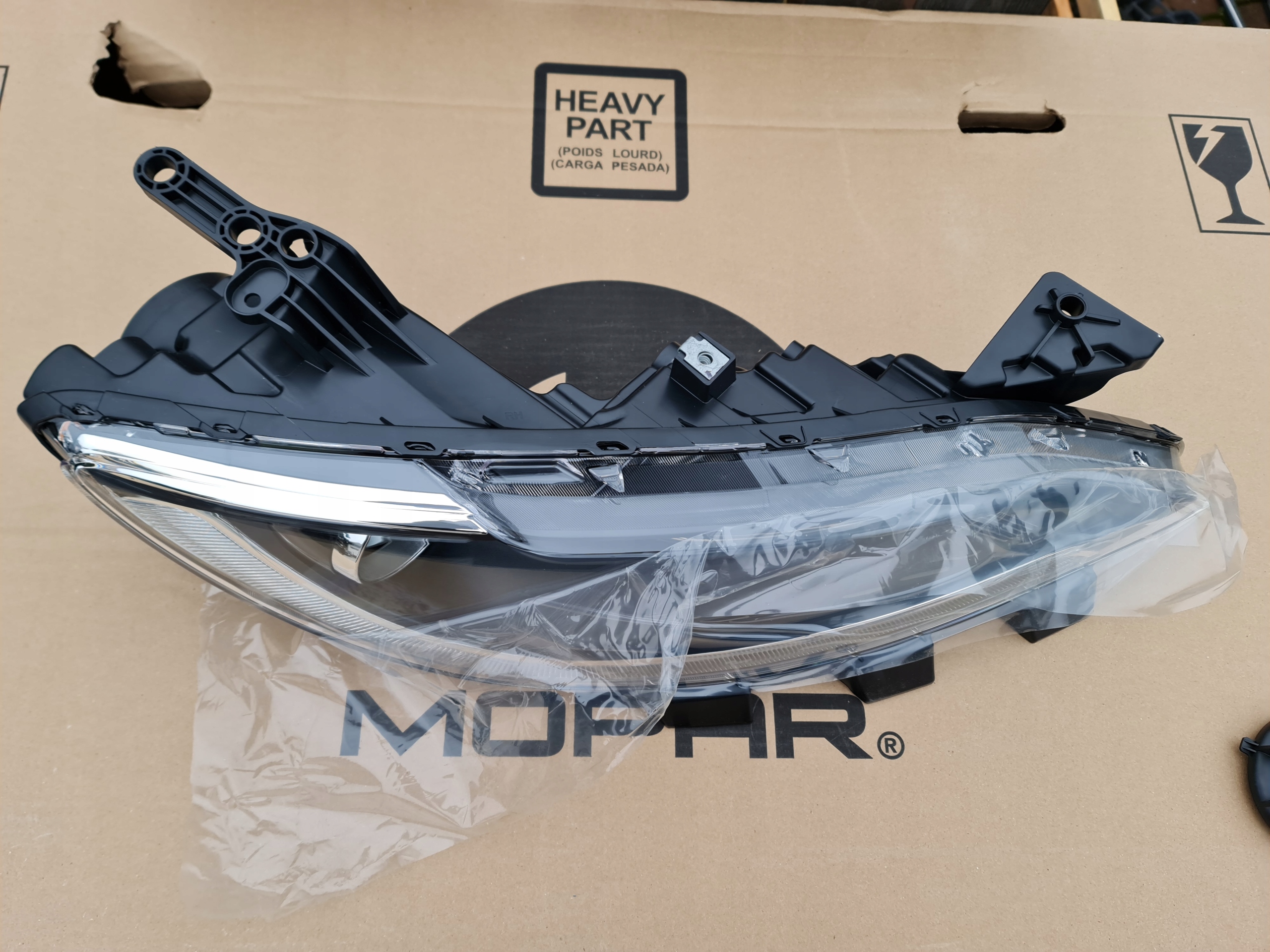 LAMPA BIHALOGEN PRAWY CHRYSLER 200 2014 16 Strona zabudowy prawa