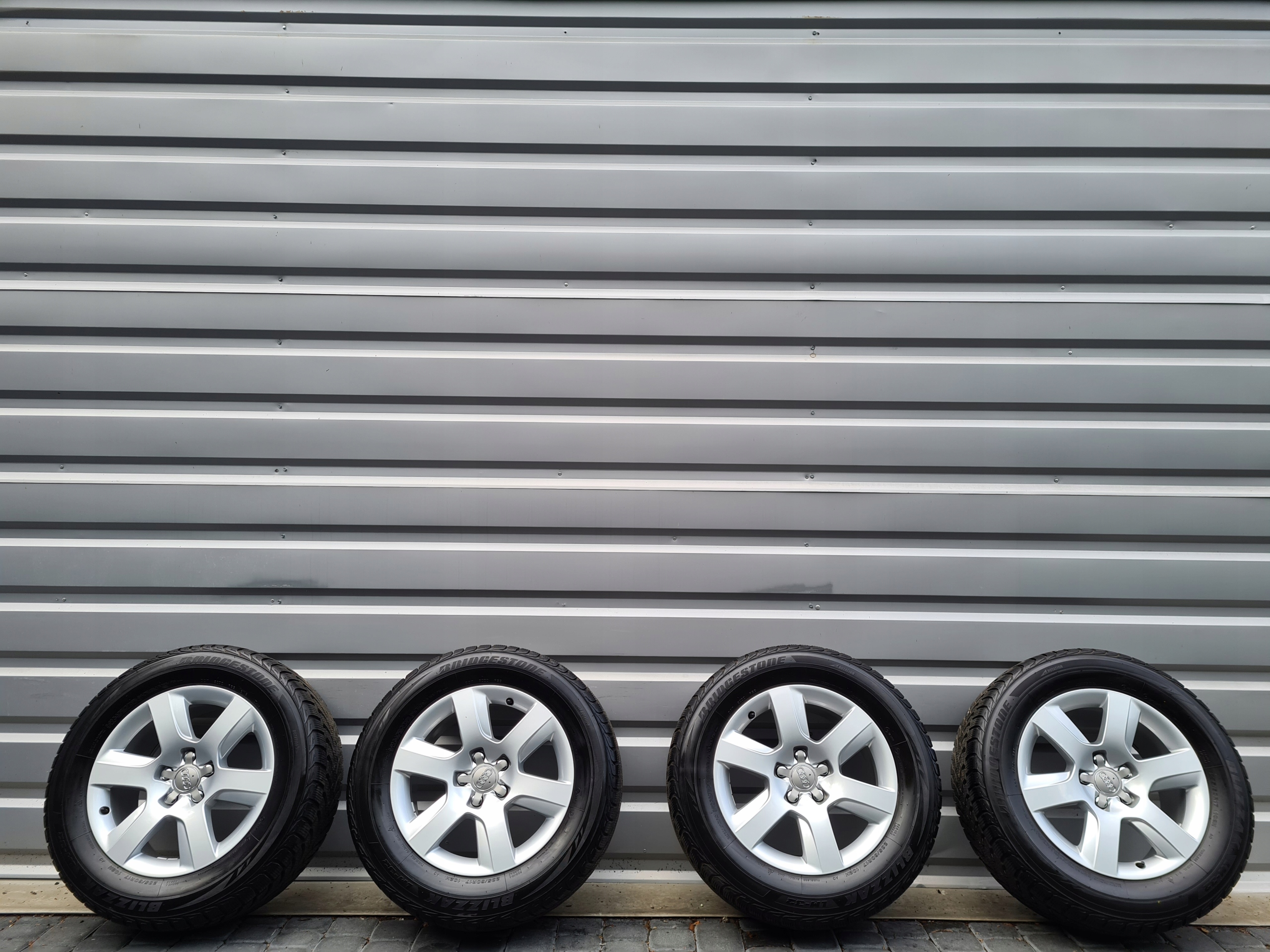 Oryginalne Felgi Audi 17 A4 A5 A6 A7 A8 Q3 Q5 TT Rodzaj felg Aluminiowe