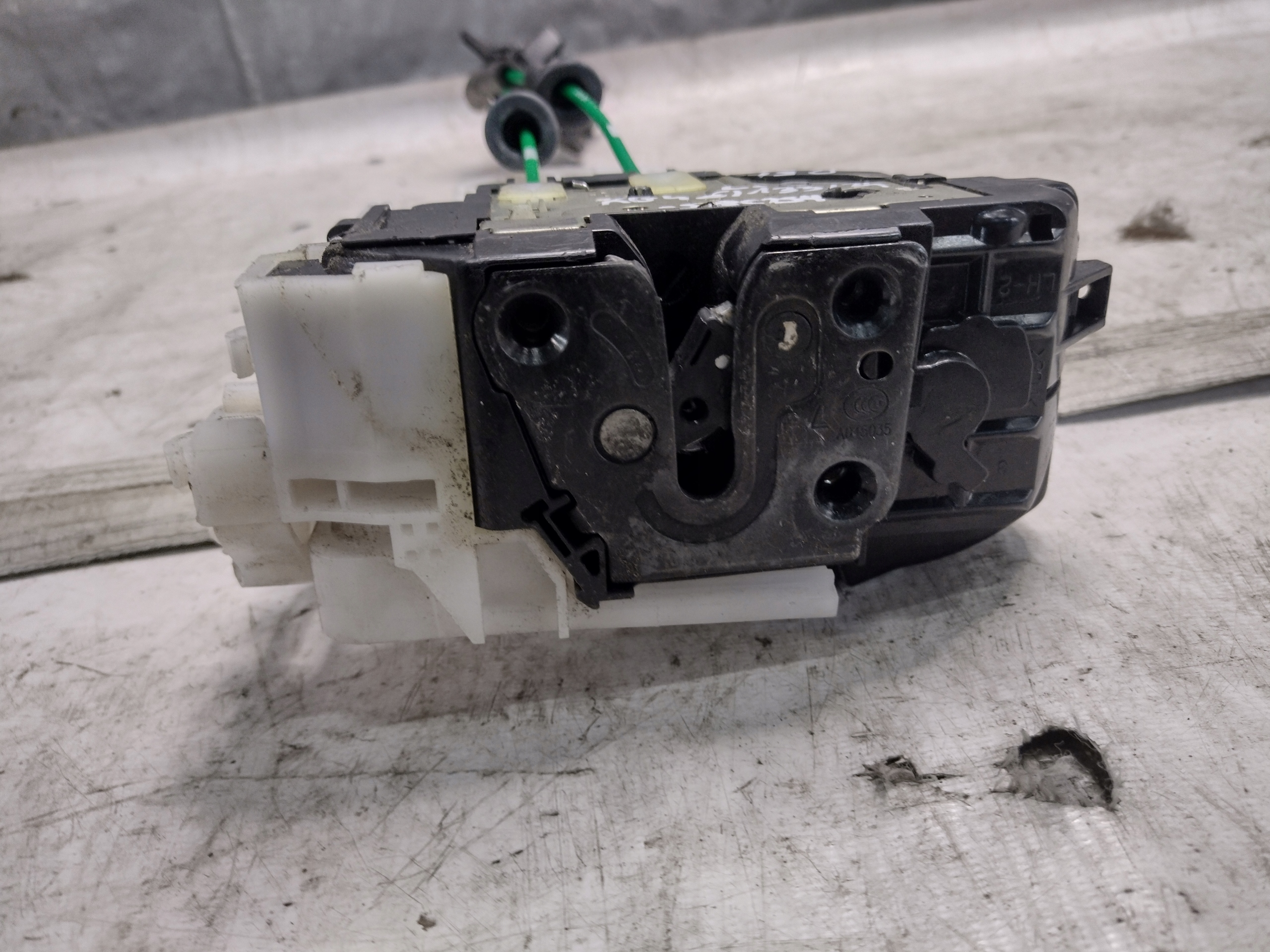 lock door left front Hyundai i30 HB 81310-2L020