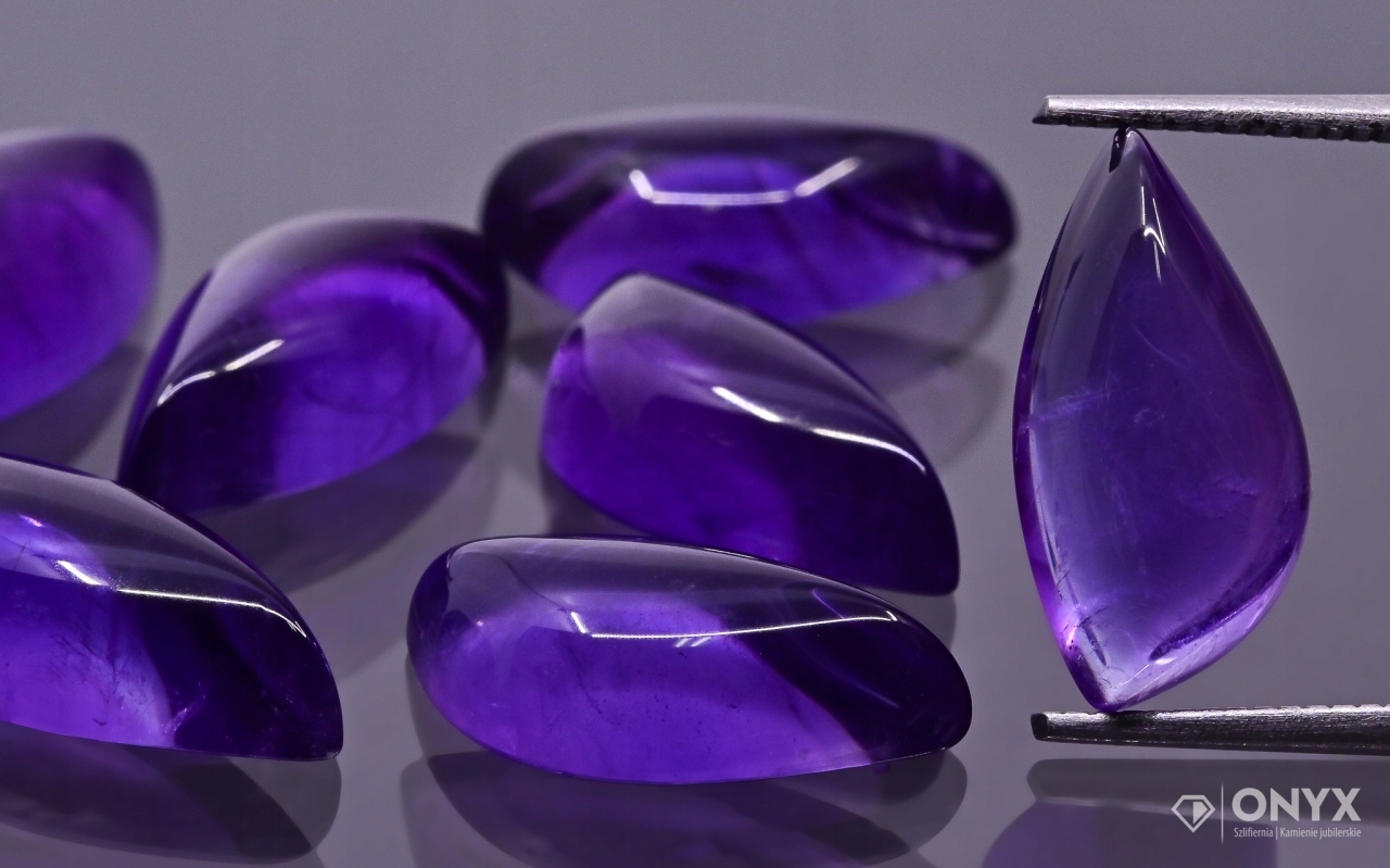 Ametyst A kabošon Pravý nepravidelný 15,5x8 mm