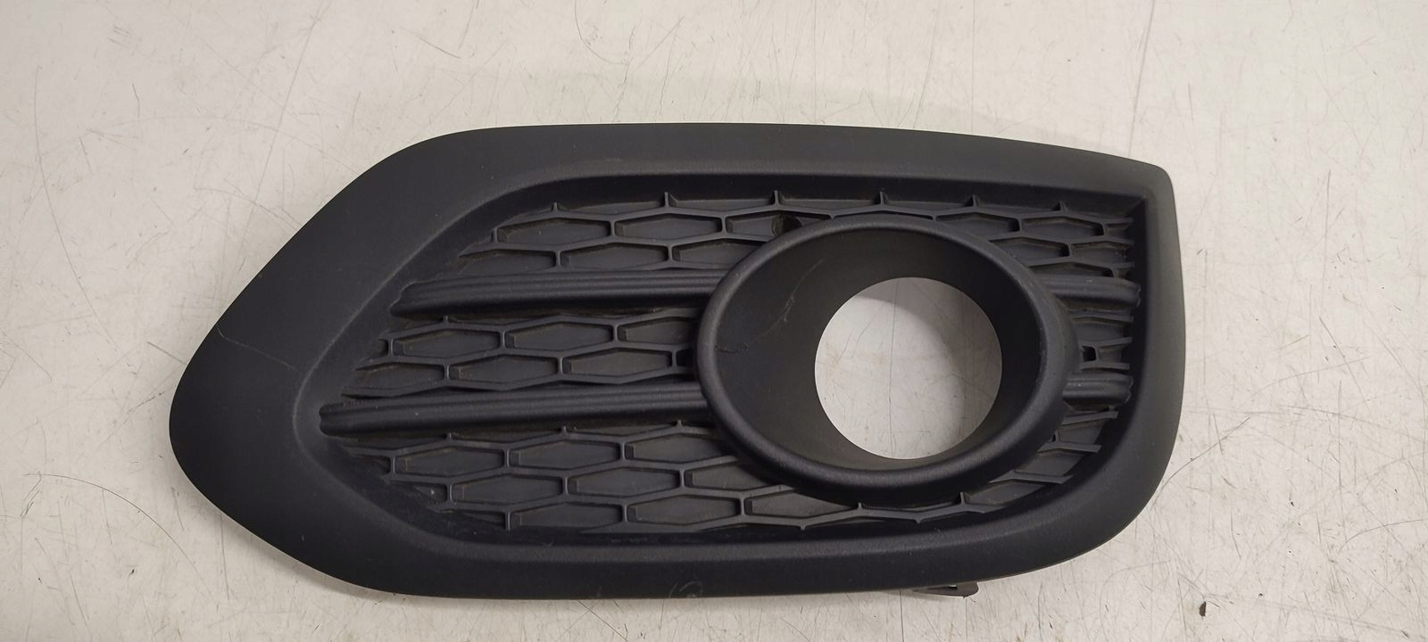 grid of a bumper right Renault Kadjar
