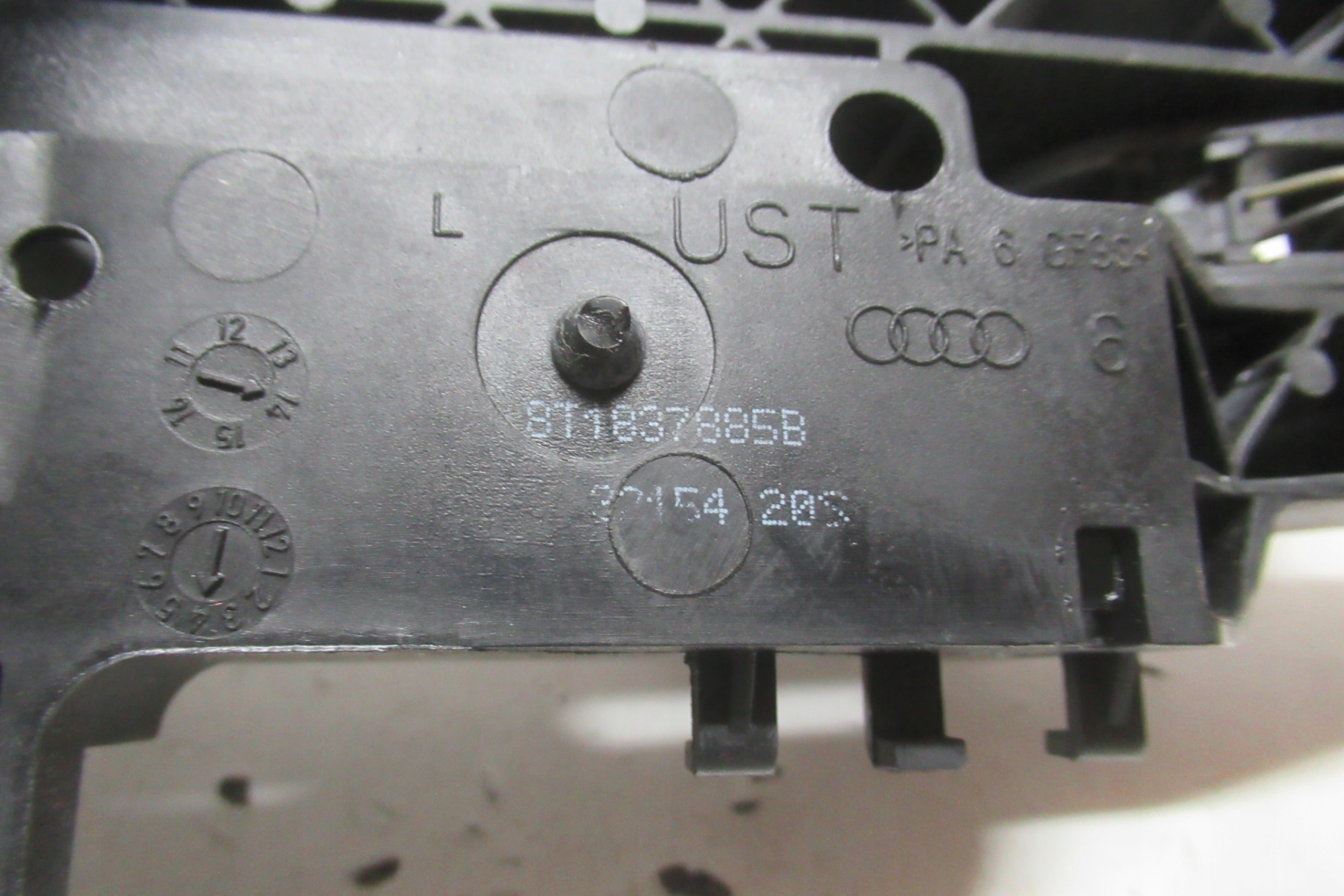 AUDI A4 B8 KOMBI 2.0 TDI 14R handle left front 8T1837885B LX7W