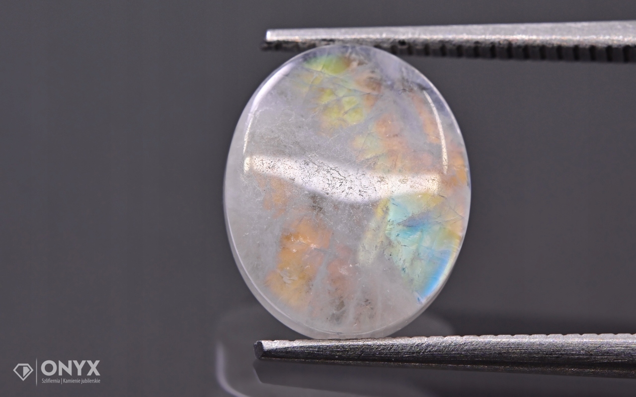 Měsíční kámen mělký ovál 10,5x9 mm