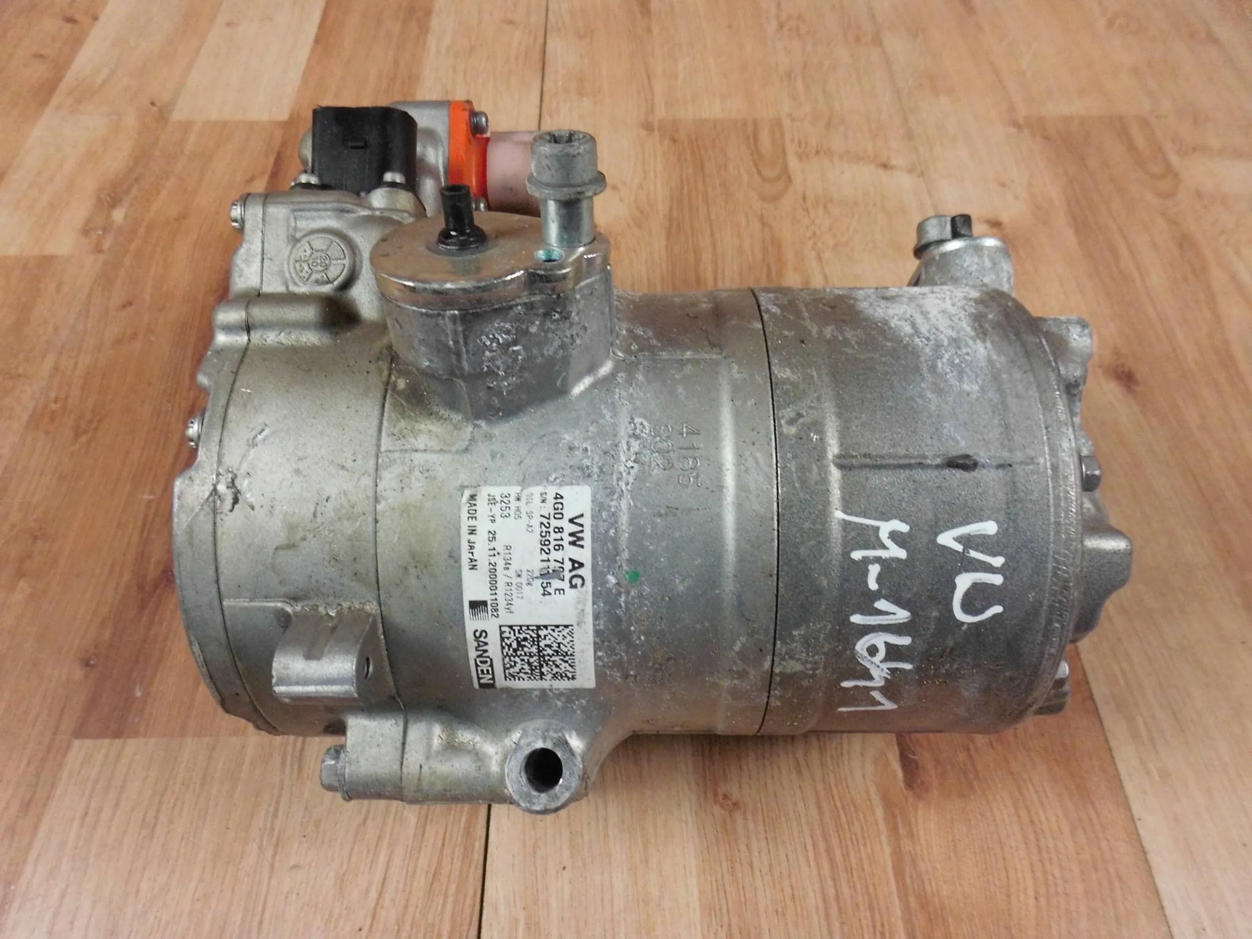 Компрессор кондиционера насос Audi A6 4G0816797E