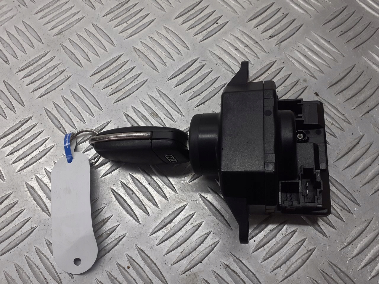 STACYJKA Z KLUCZYKIEM AUDI A6 C6 2.4 V6 4F0910131