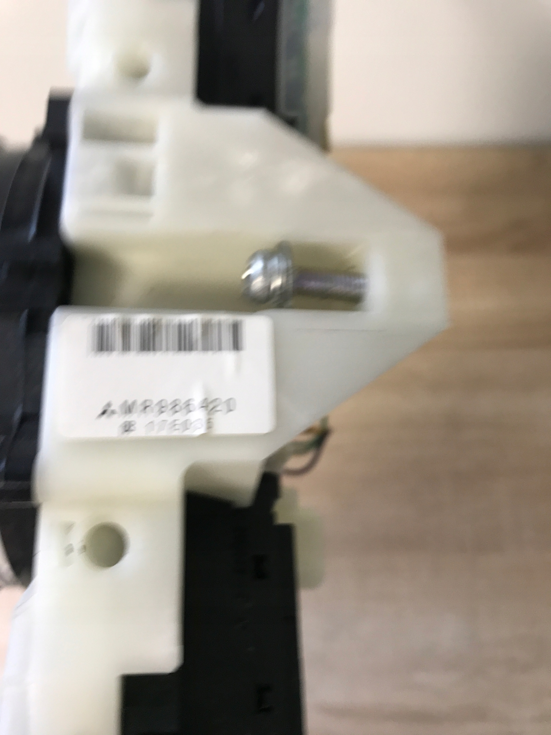 DEVIO LUCI TERGICRISTALLO TERGI MITSUBISHI COLT VI MR986420