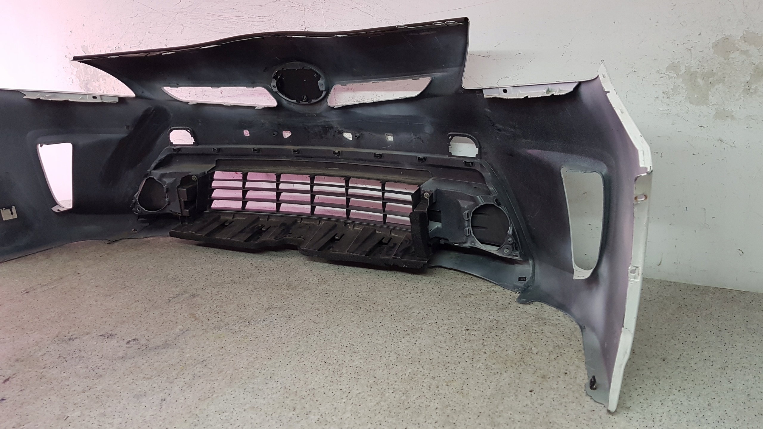 TOYOTA PRIUS 3 III LIFT 2012 - bumper front 8420